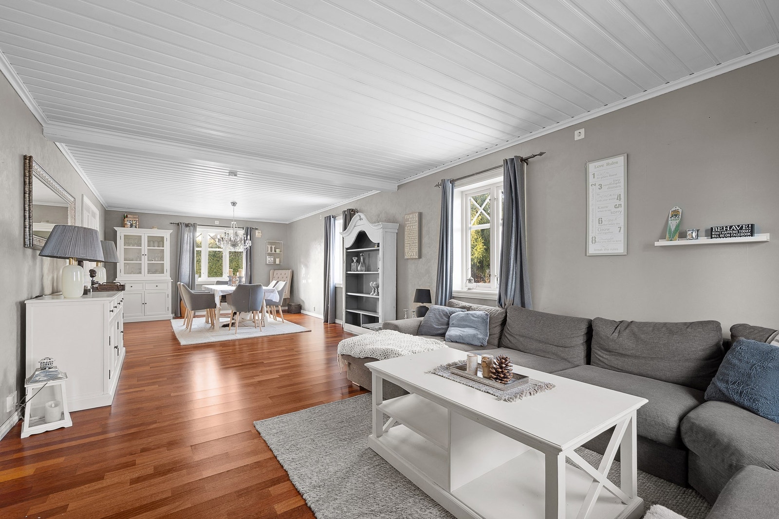 Boligen har to stuer i første etasje. Hovedstuen har mørk parkett og god plass til en stor sofagruppe. Galleribilde