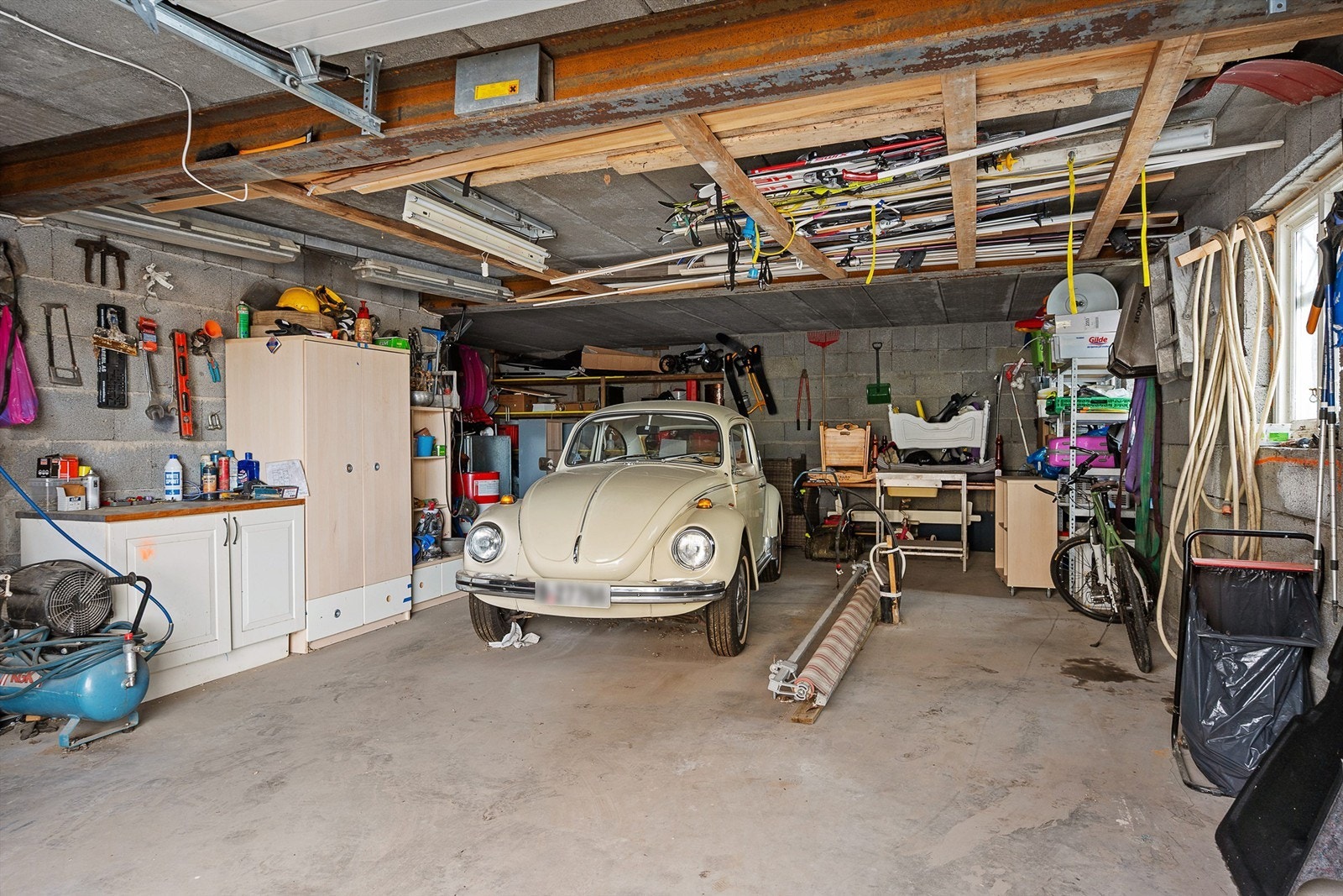 Meget romslig garasje på 70 m² med god plass til både bil, verksted og lagring. Galleribilde