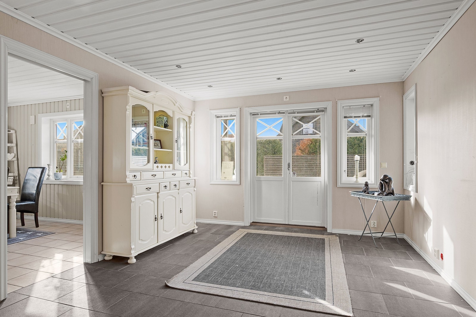 Fra den ene stuen er det direkte utgang til en stor terrasse på 53 m², som utvider det sosiale arealet på sommeren. Galleribilde