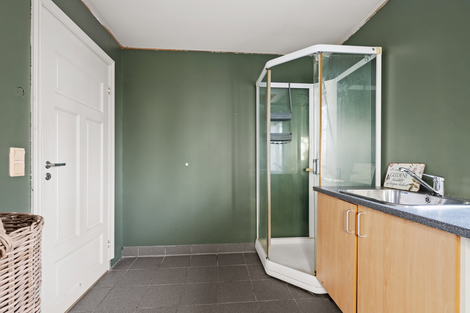 Vaskerommet er også utstyrt med et dusjkabinett, som gir ekstra funksjonalitet i en travel hverdag. Galleribilde