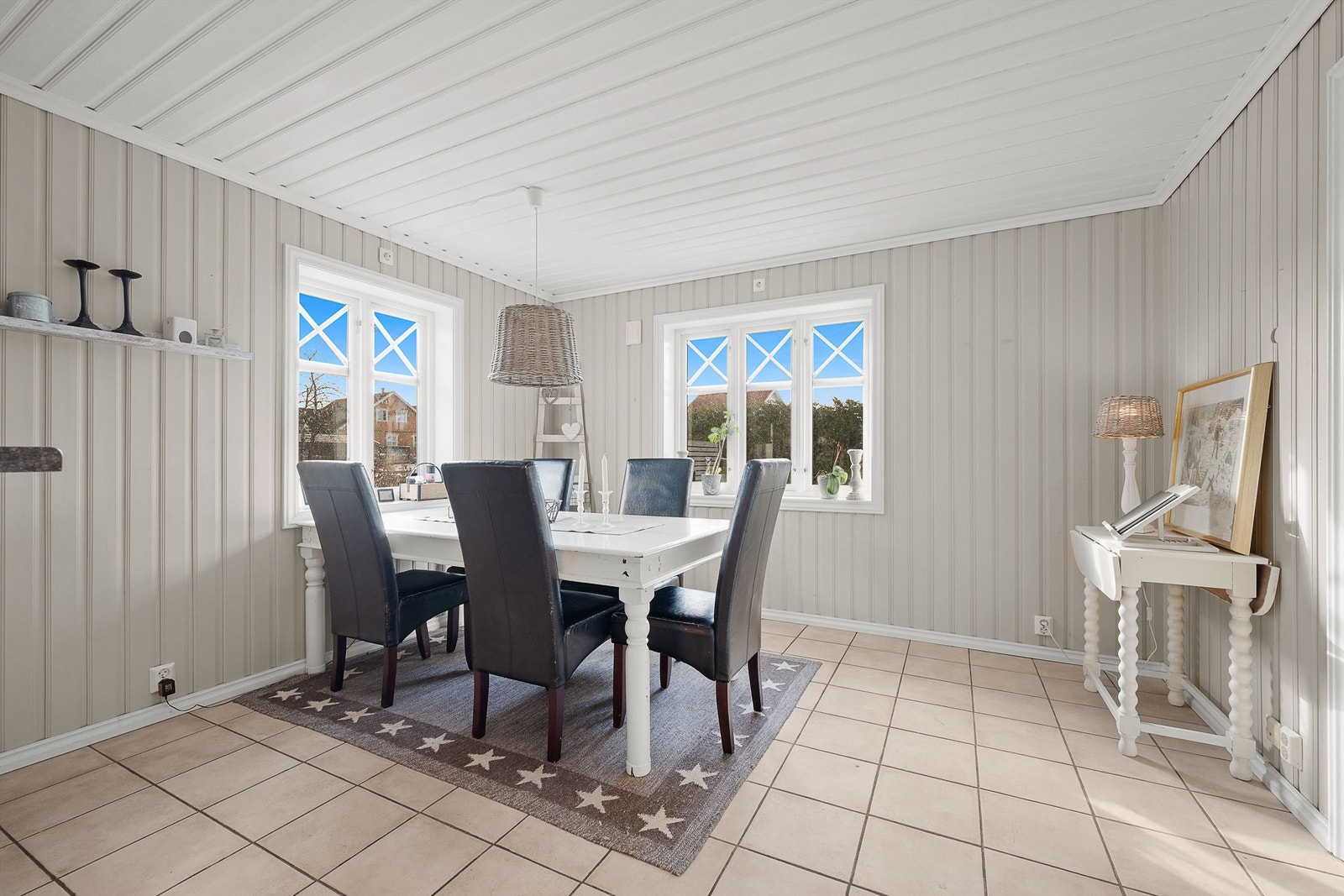 Spiseplassen på kjøkkenet er et naturlig samlingspunkt for familien i hverdagen. Galleribilde