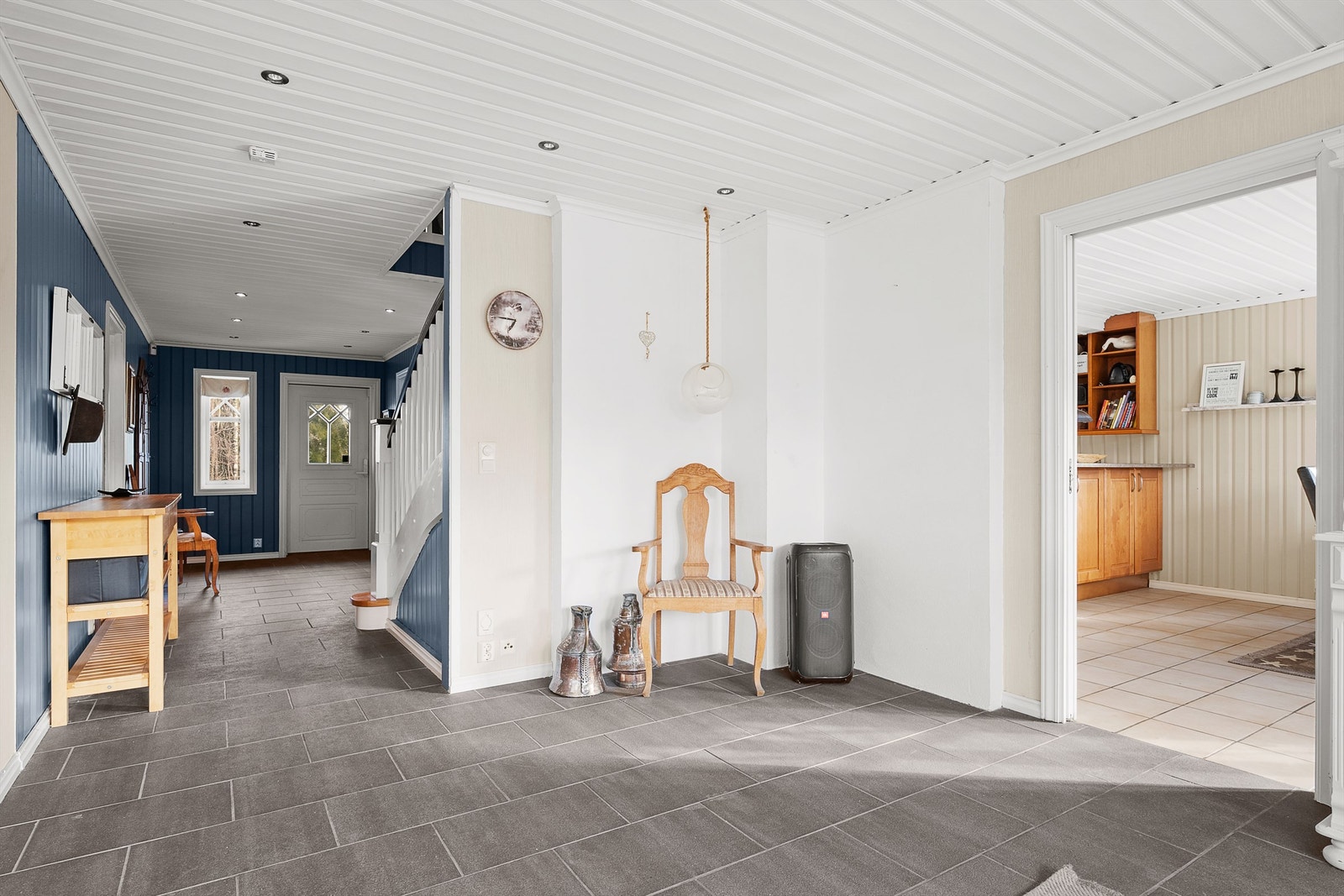 Fra hallen er det åpen siktlinje gjennom boligens sosiale soner, noe som gir en luftig følelse. Galleribilde