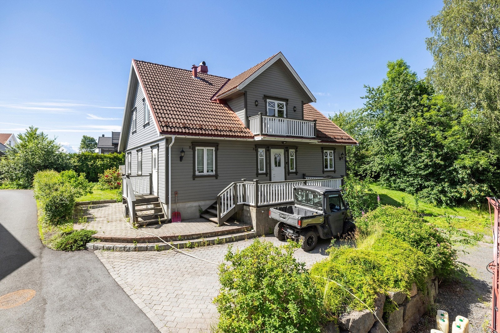 Eiendommen ligger på en hellende tomt med en stor, opparbeidet hage og gode solforhold. Galleribilde