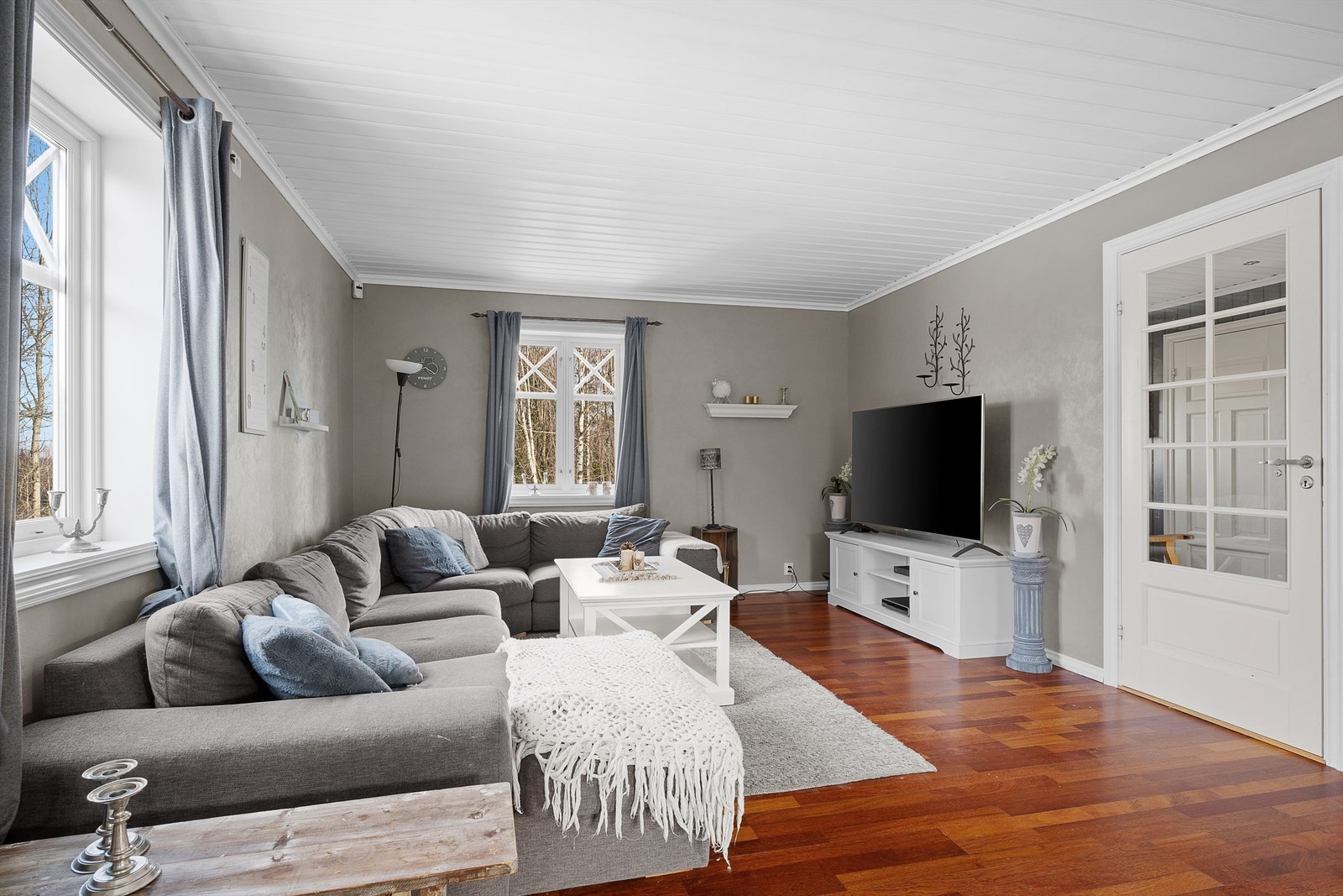 De store vindusflatene gir rikelig med lys, og alle gulv i etasjen har vannbåren varme. Galleribilde