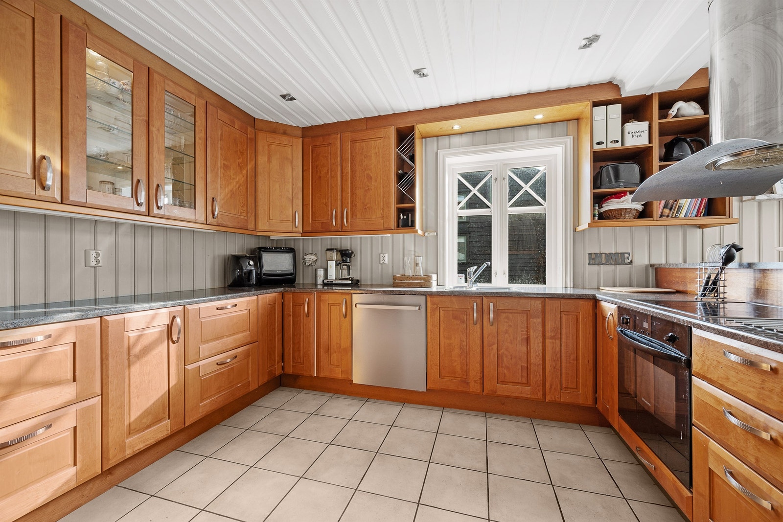 Kjøkkenet er utstyrt med innebygget komfyr og koketopp. Gulvet har fliser med behagelig, vannbåren varme. Galleribilde