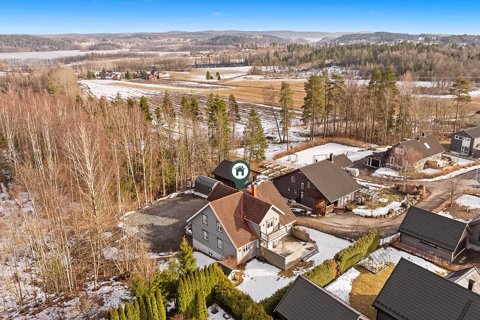 Beliggenheten er ideell for en familie, med kort vei til både skoler, barnehager og Stokke sentrum. Galleribilde