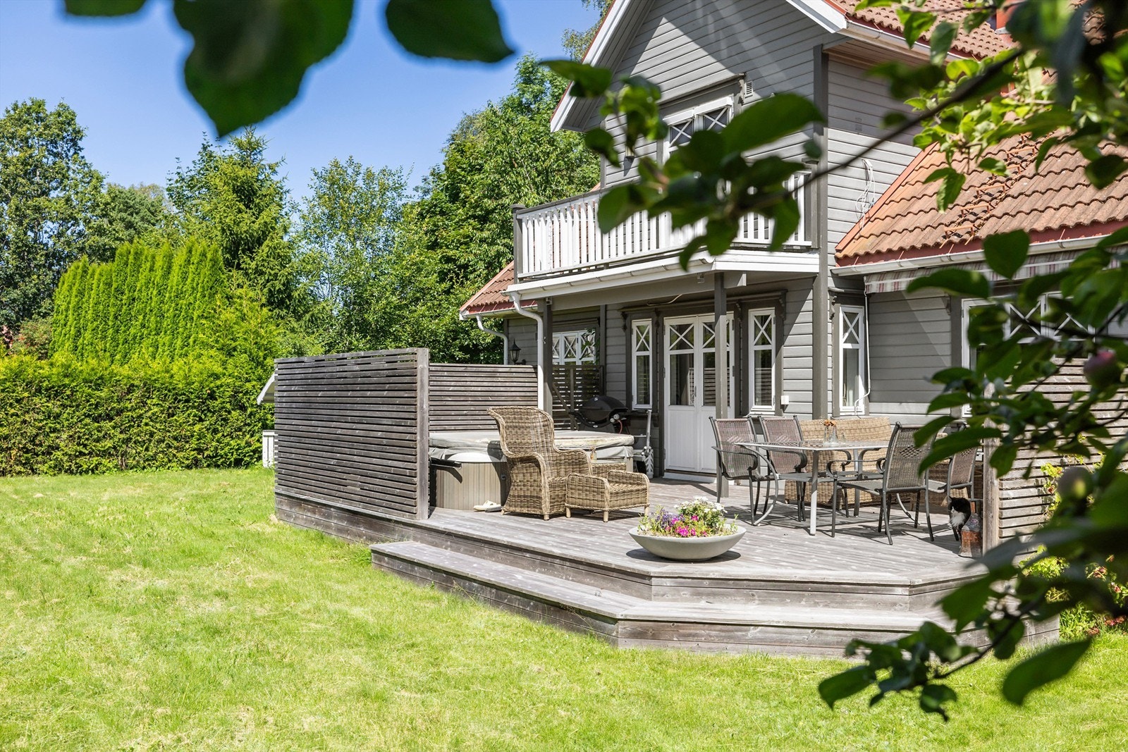 Stor og solfylt terrasse. Galleribilde