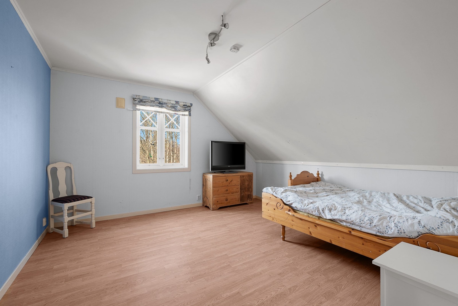 Boligen har fire soverom av god størrelse. Dette rommet har laminatgulv og plass til både seng og skrivebord. Galleribilde