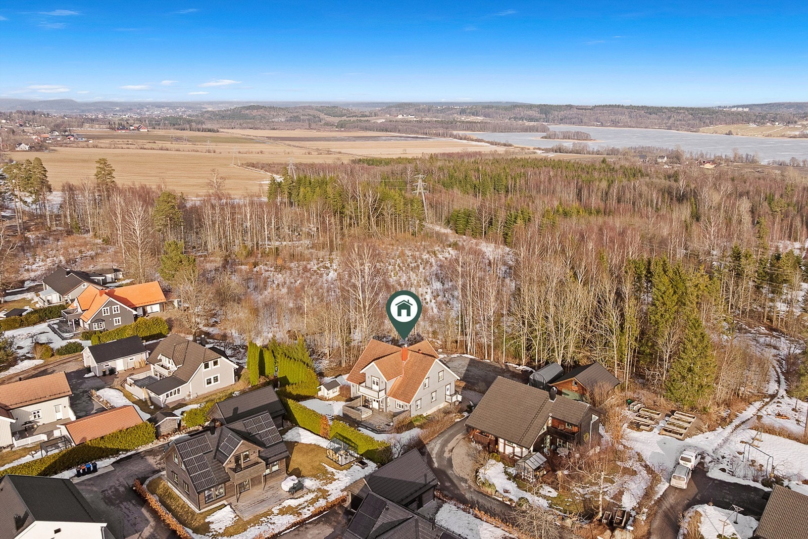 Nærområdet byr på flotte turmuligheter i Lundskogen og Bokemoa, samt et rikt aktivitetstilbud gjennom Stokke Idrettslag. Galleribilde