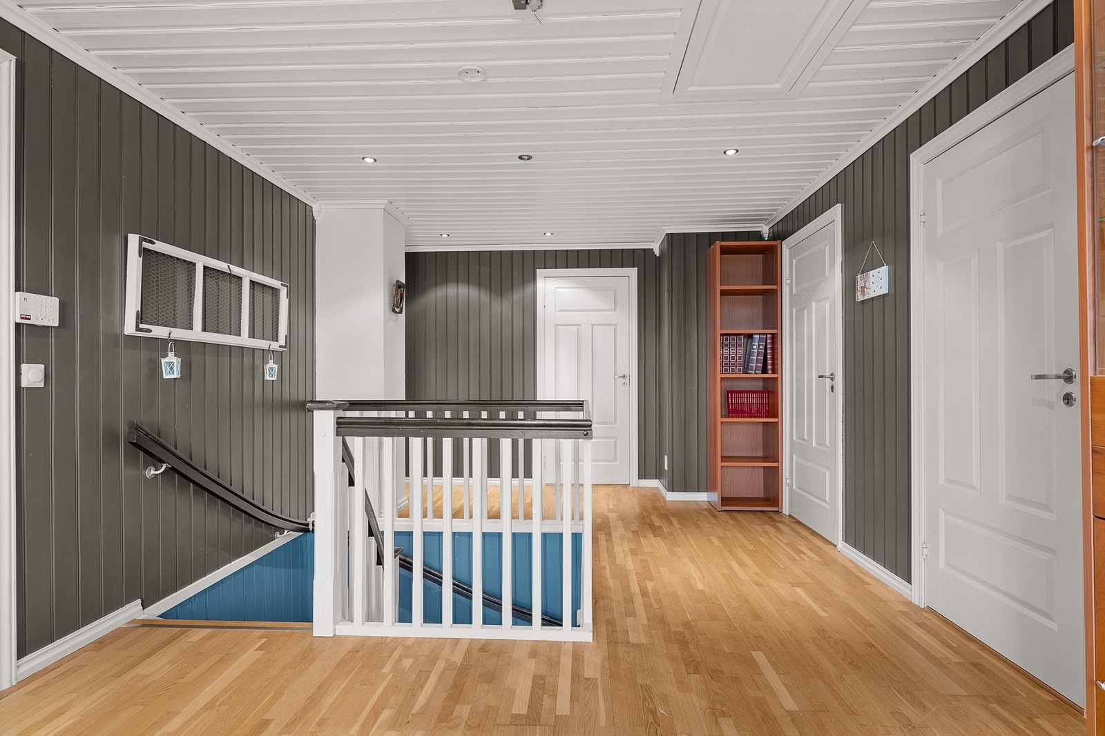 I andre etasje fungerer loftstuen som et sentralt samlingspunkt. Gulvet er belagt med 3-stavs eikeparkett. Galleribilde