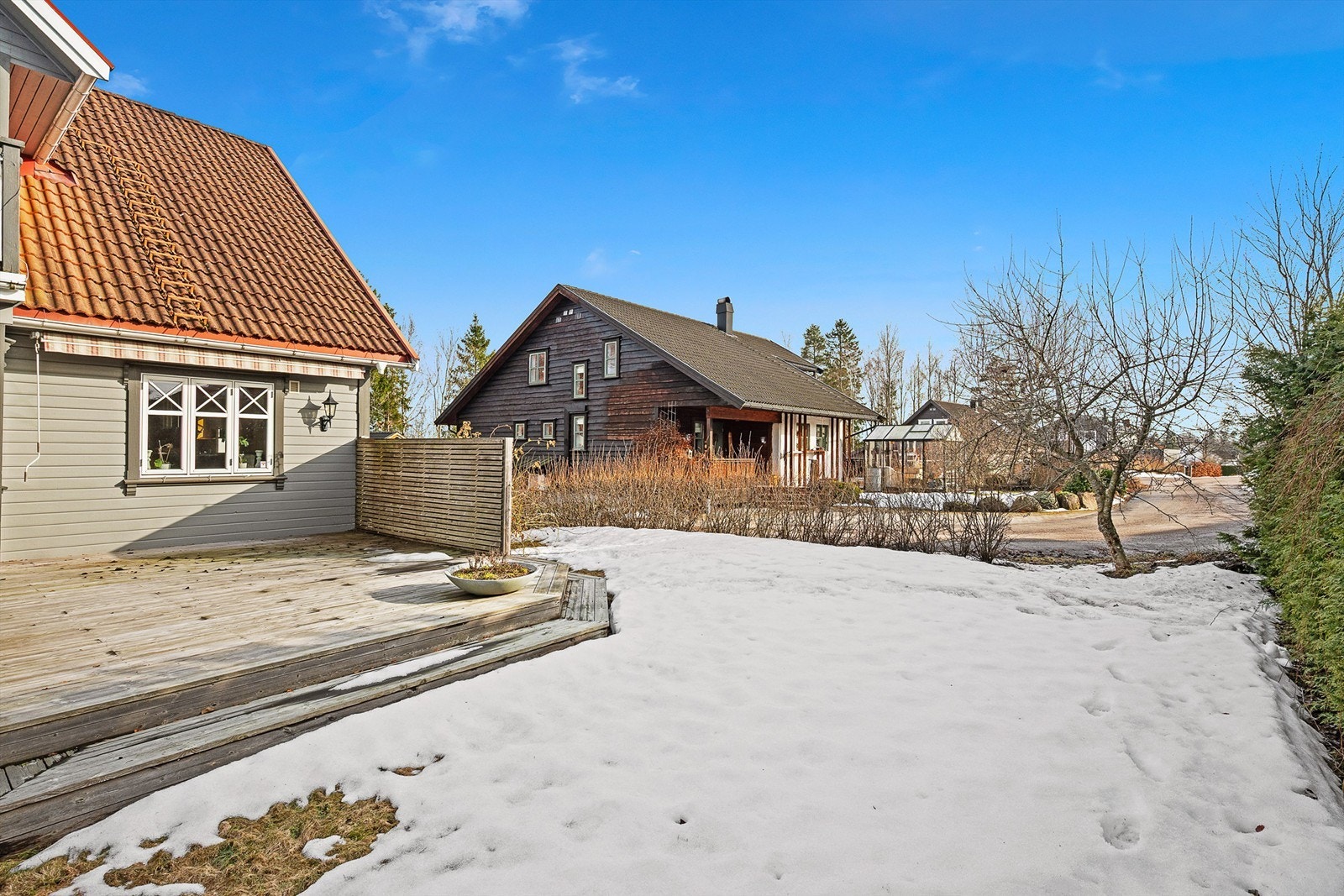 Den store terrassen på 53 m² med god plass til flere sittegrupper. Galleribilde