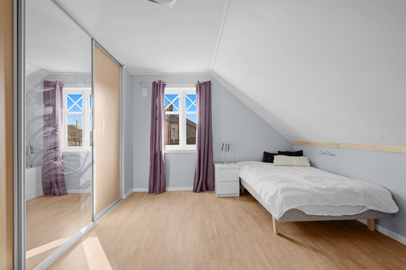 Et lyst soverom med god plass til garderobeløsning. Galleribilde