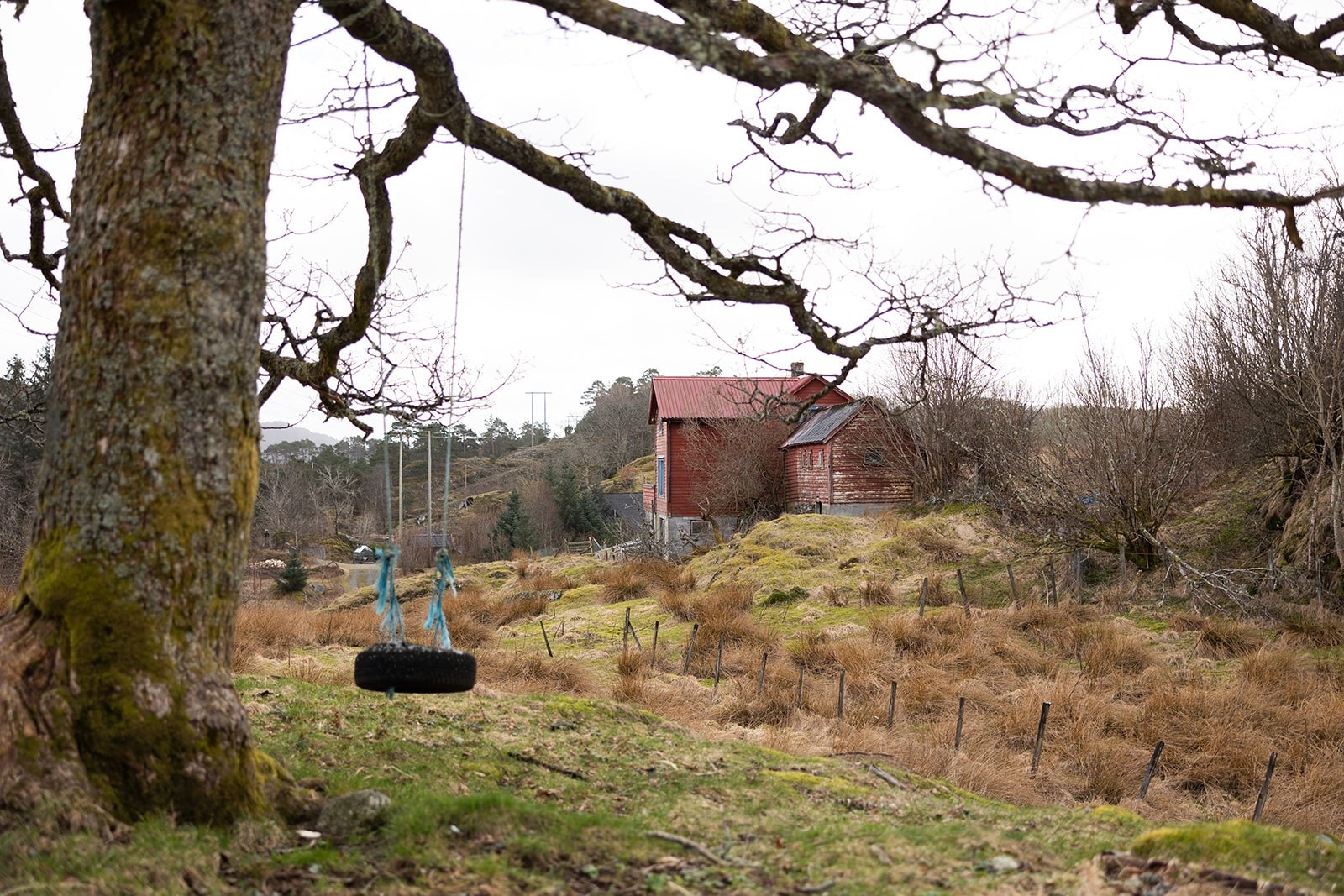 Det er kort avstand til flere fasiliteter som barnehage, skole, idrettsanlegg og lokalbutikk. Dette gir en praktisk og familievennlig beliggenhet. Galleribilde