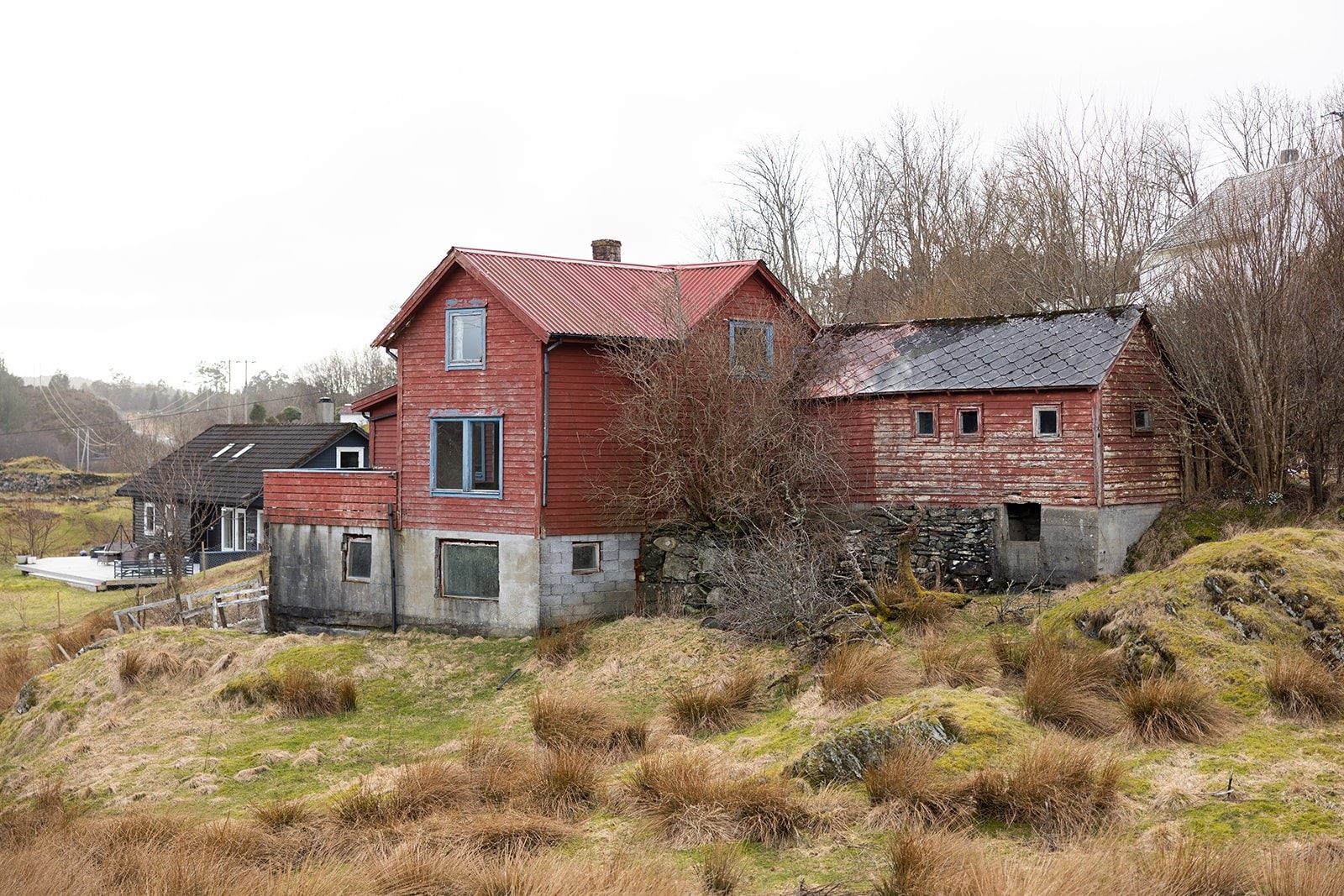 En eldre enebolig over tre plan og et anneks/uthus, begge med enkel standard. Galleribilde