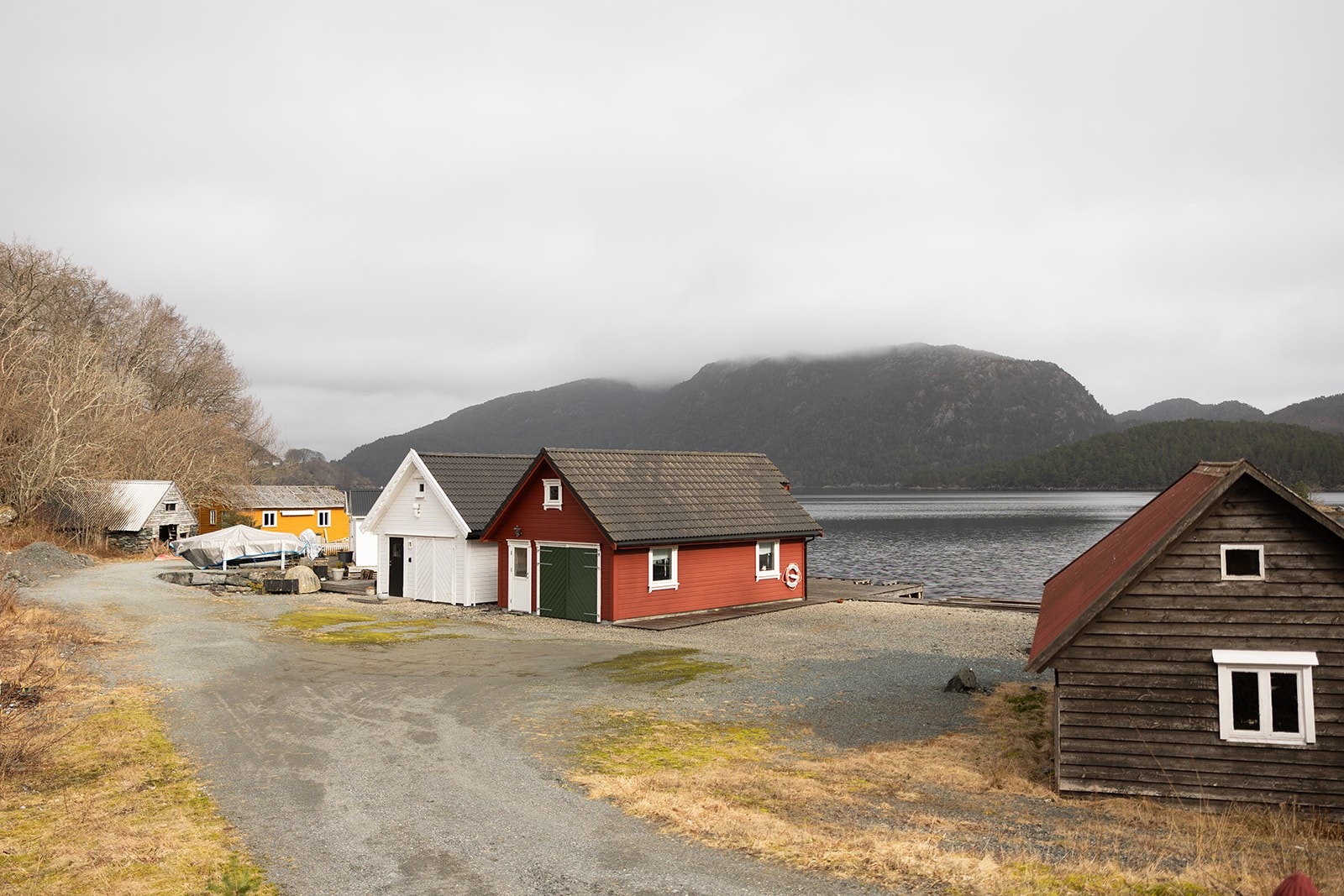 Det er kort gåavstand fra eiendommen ned til vannkanten. Galleribilde