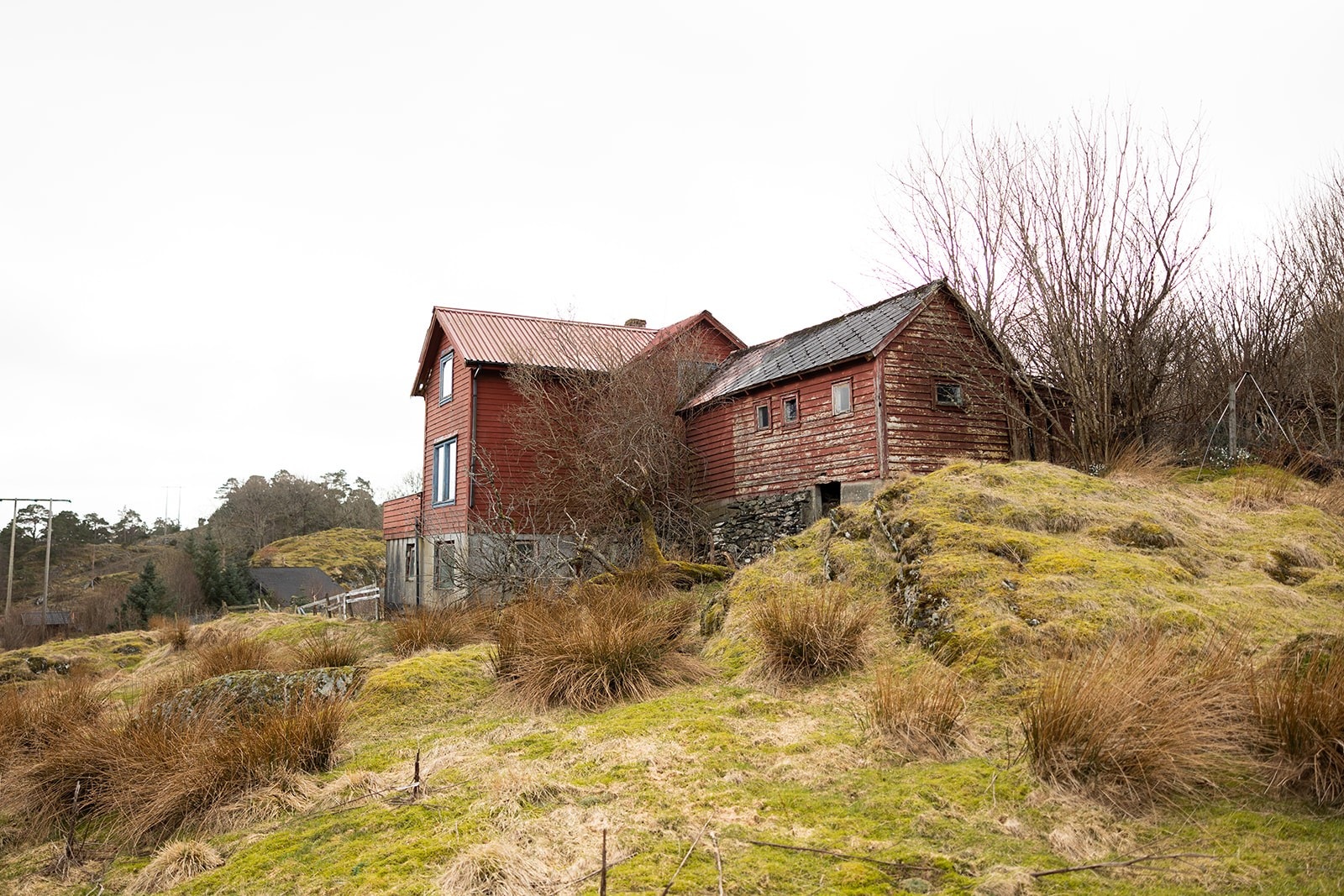 Eiendommen ligger høyt og fritt i terrenget. Galleribilde