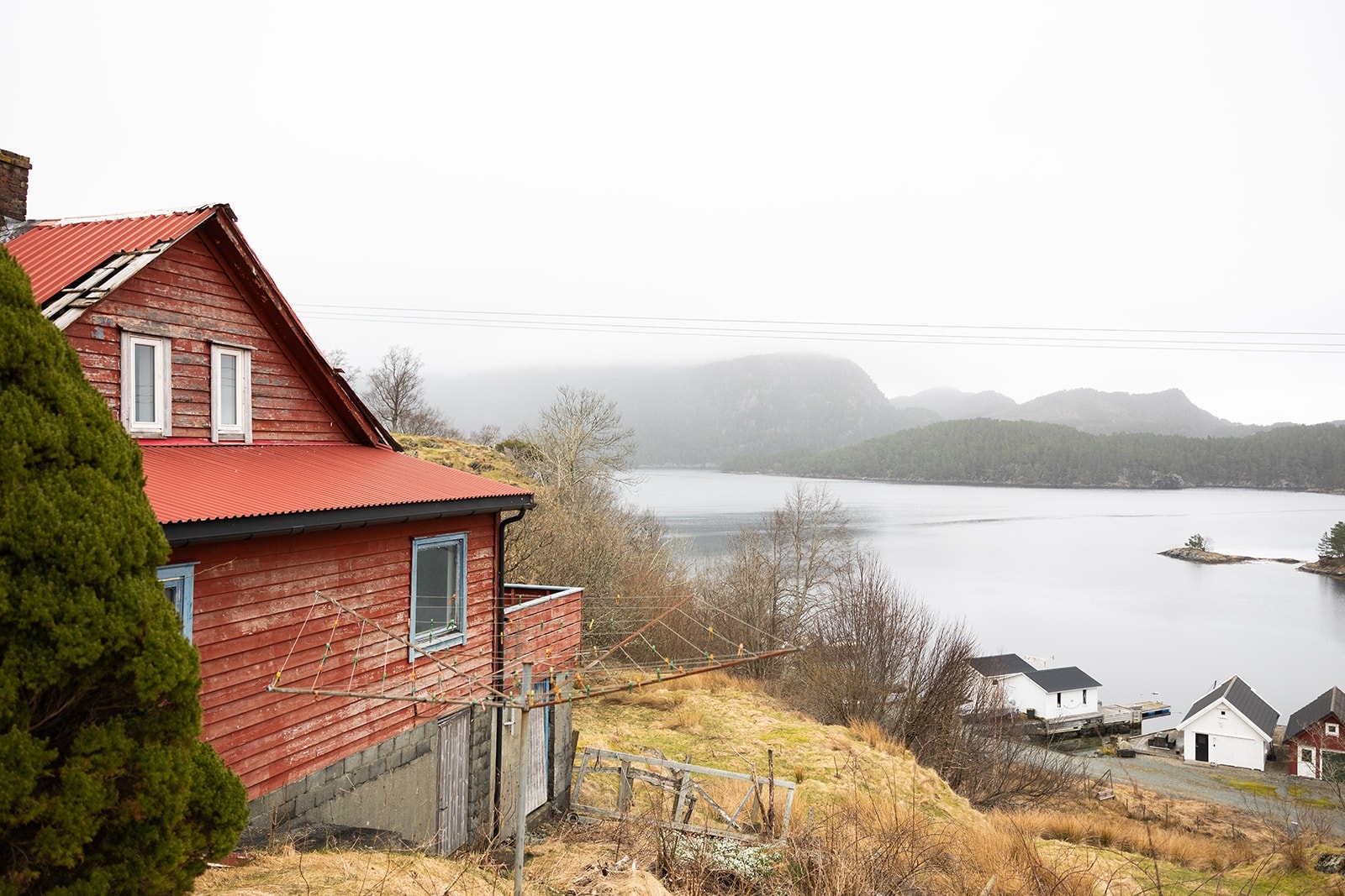 Fra tomten er det nydelig utsikt over sjøen mot Siggjo. Galleribilde