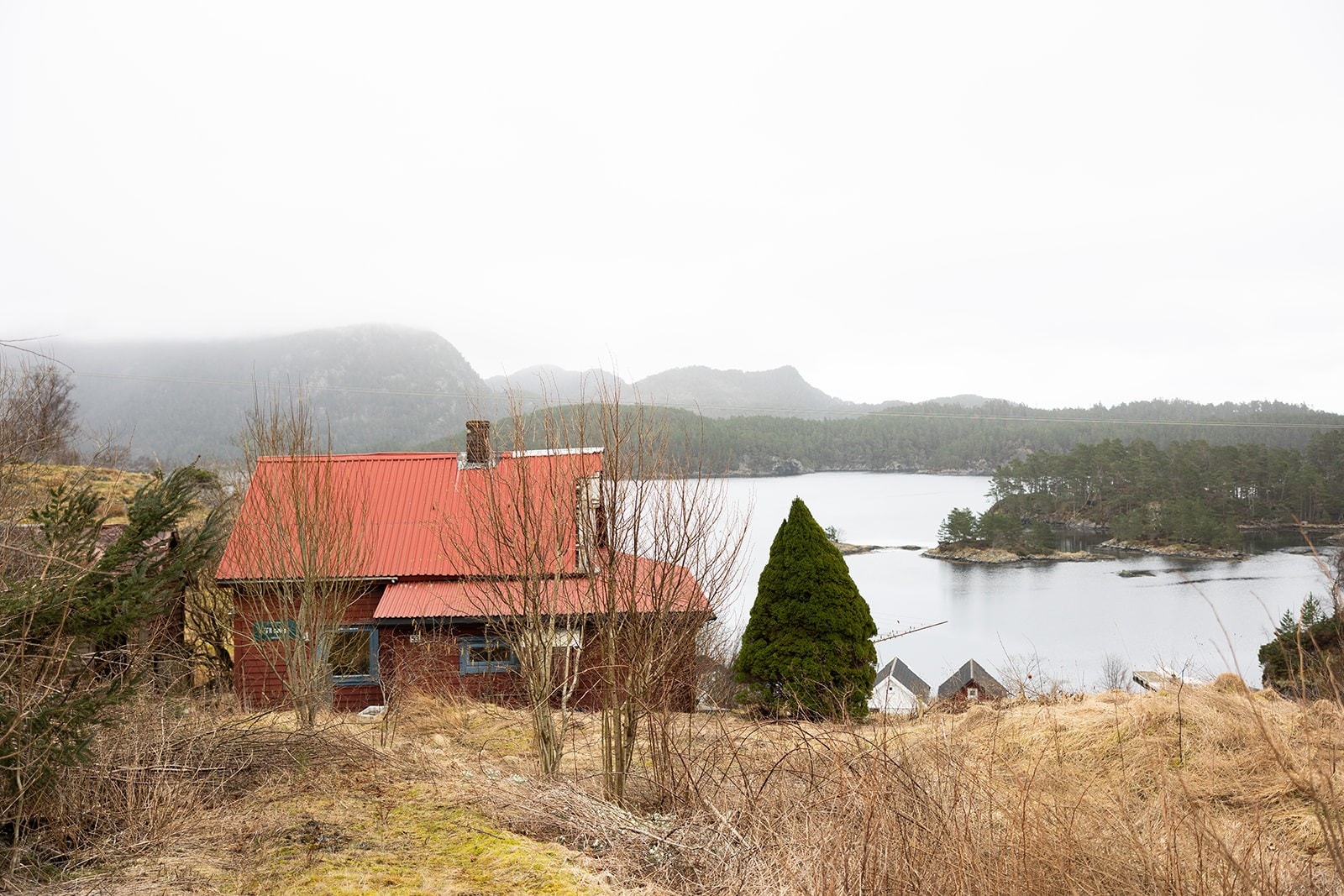 Eiendommene ligger i et fint og fredelig område som er kjent for sin vakre natur og nydelige skjærgård. Galleribilde