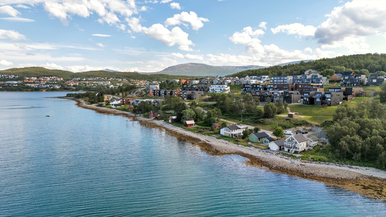 Hjem Eiendomsmegling Sjelden mulighet! Stor boligtomt på 1 353 kvm og ca 40 meter strandlinje på attraktive Solneset! Hamneneset 74, Tromsø 1 355 m² 7
