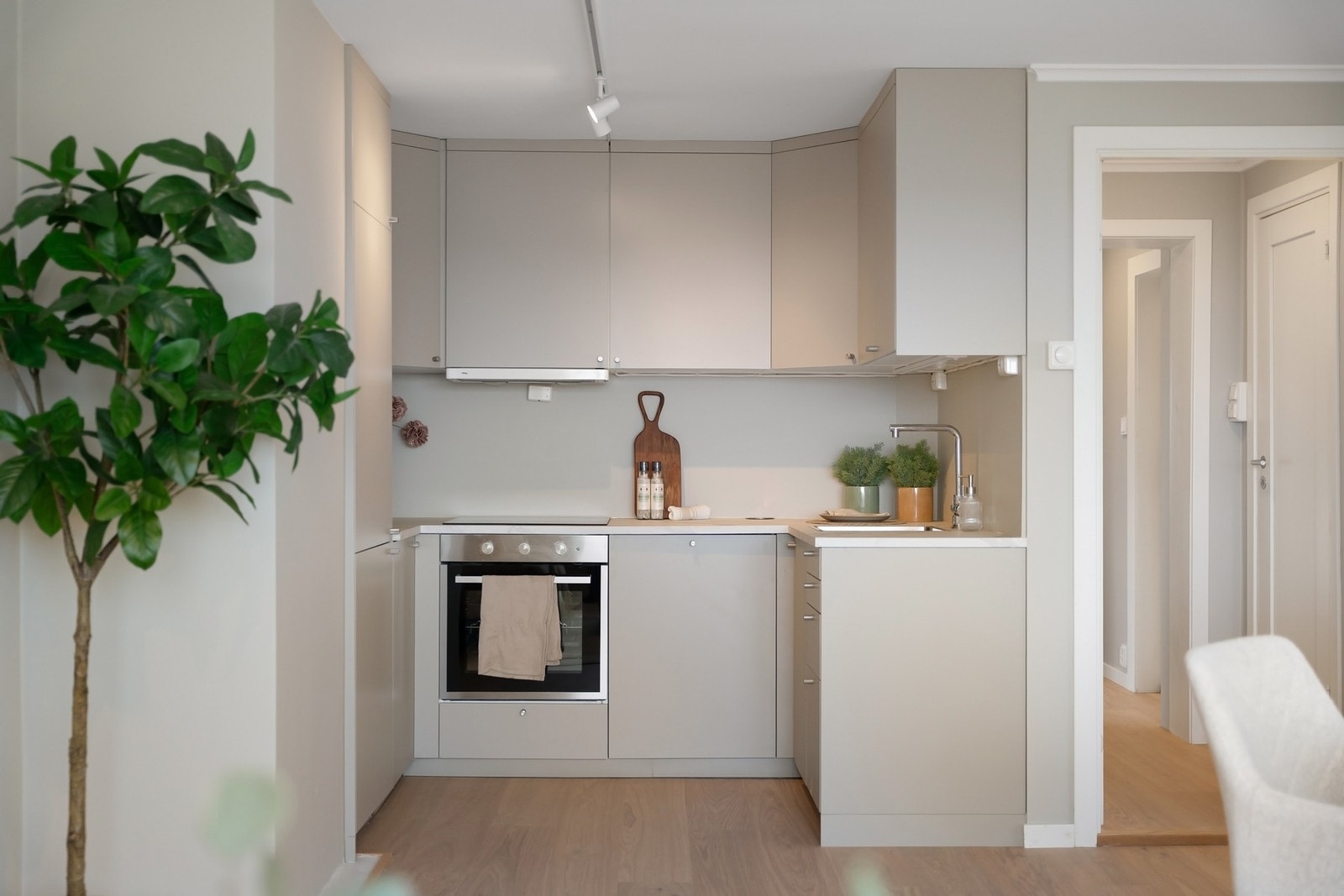 Kjøkkenet har god arbeidsplass og rikelig med oppbevaring. Galleribilde