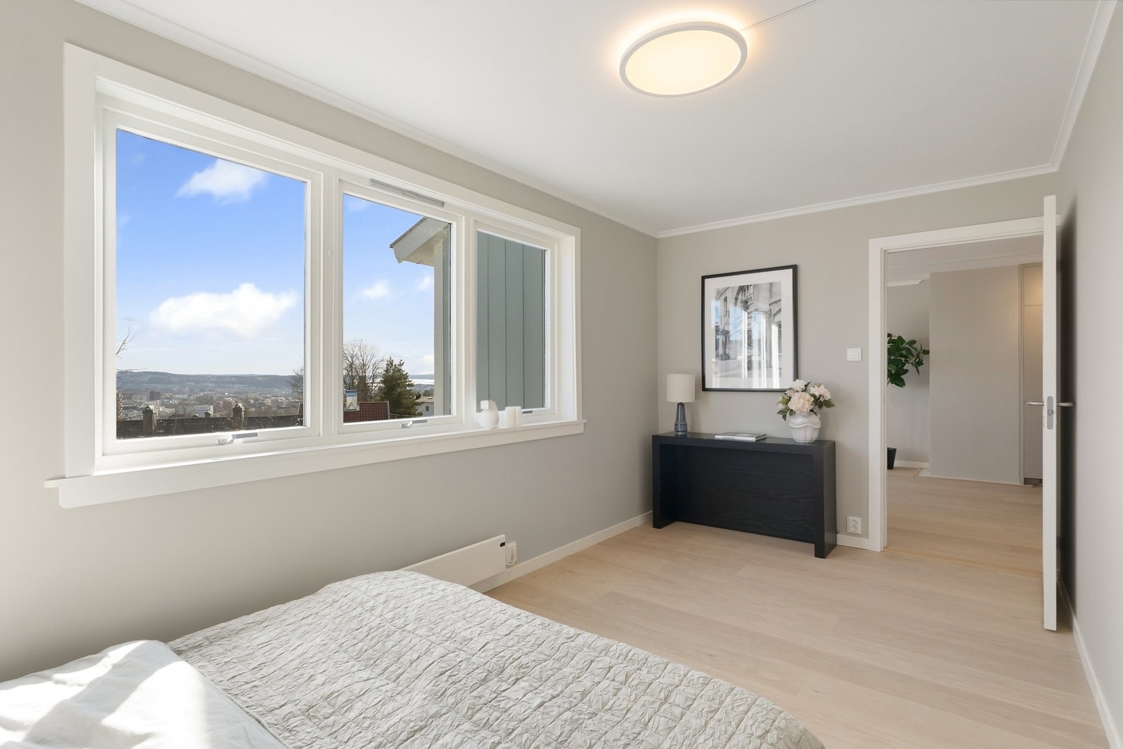 Hovedsoverommet har nydelig utsikt mot Oslofjorden og sentrum. Galleribilde