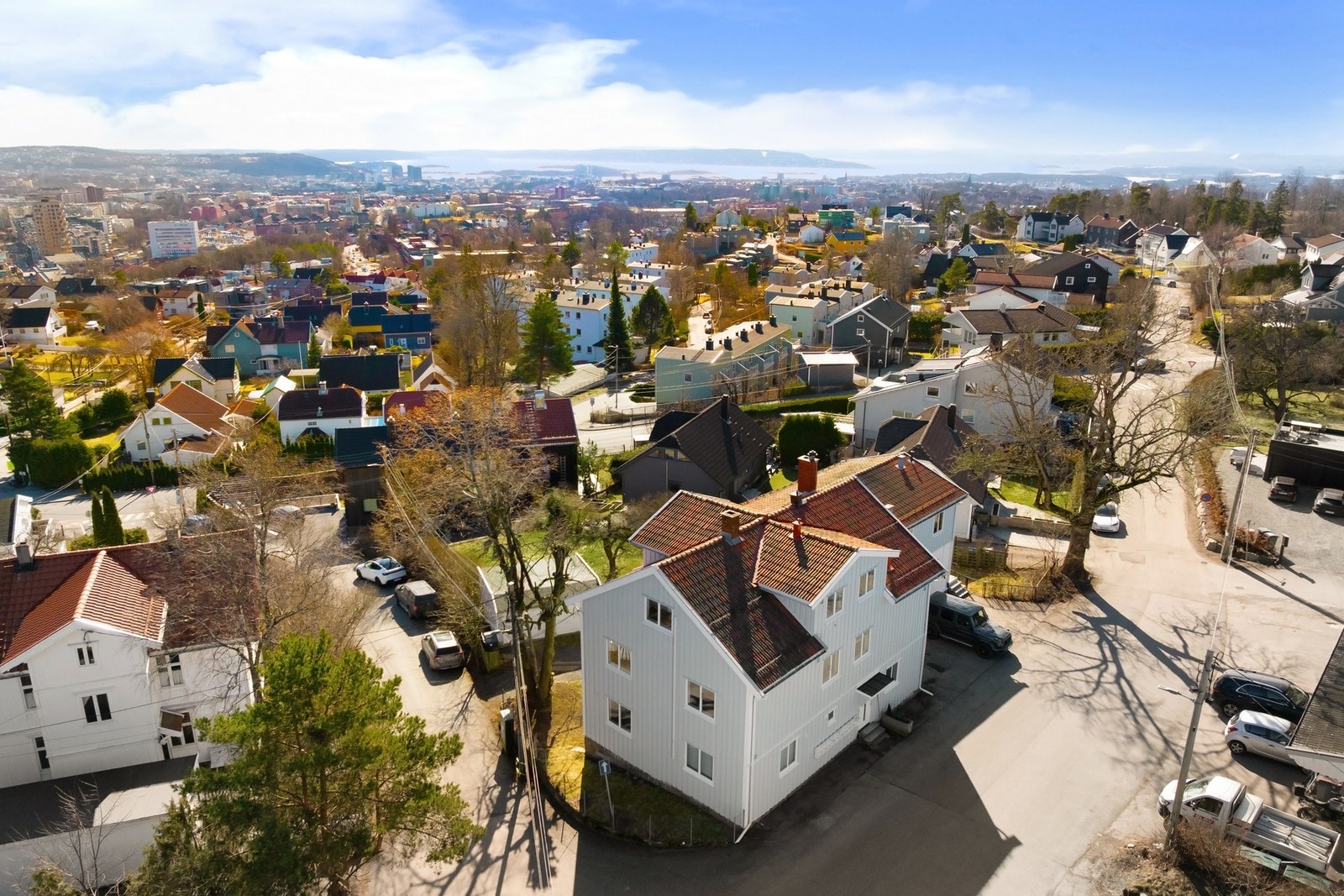 Boligen har en sentral, skjermet og naturnær beliggenhet. Galleribilde