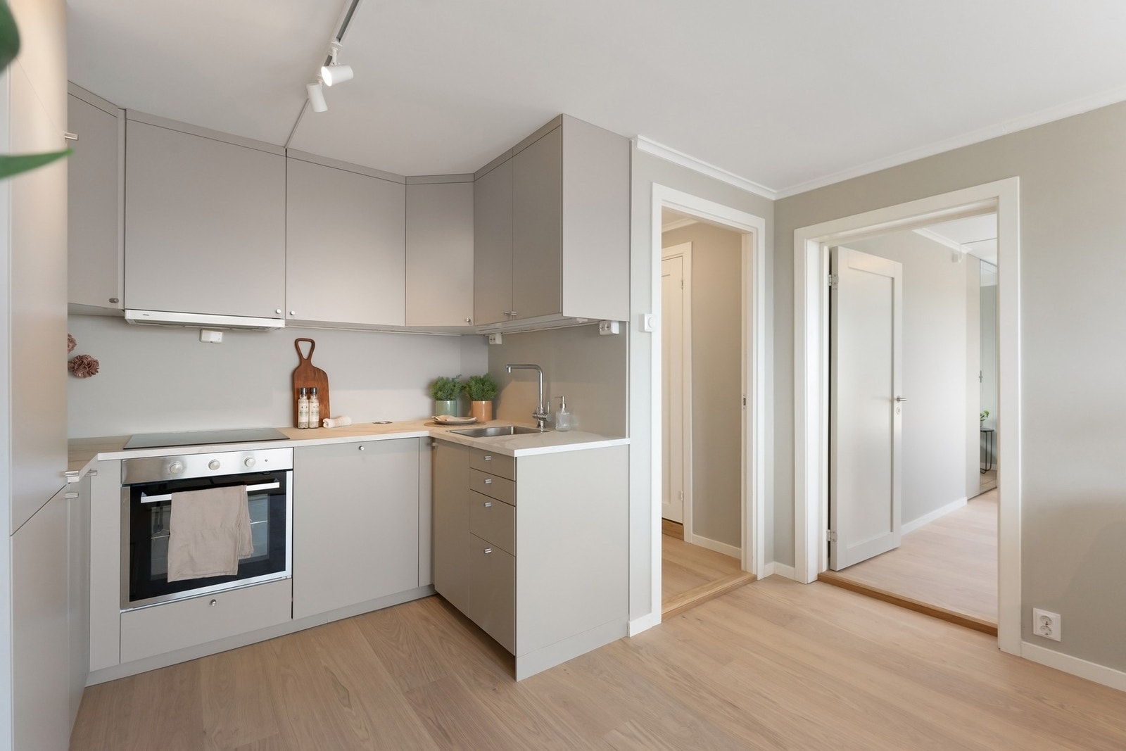 Det er montert ny oppvaskmaskin, kjøle-/ fryseskap, vask og benkeplate. Galleribilde