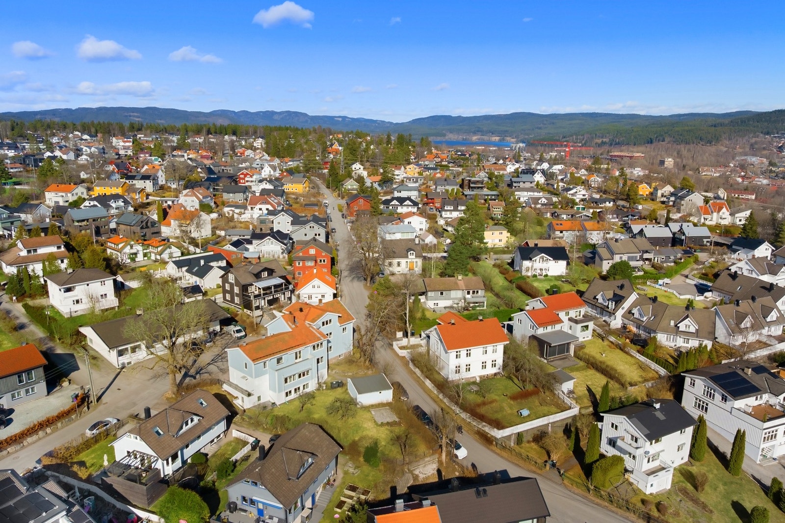 Fra eiendommen er det umiddelbar nærhet til flotte turområder hele året. Galleribilde