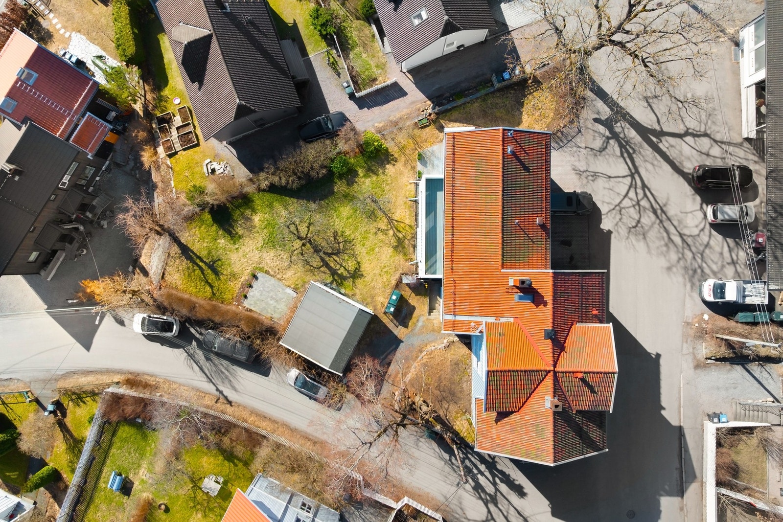 Eiendommen har en flott hage, hvor det blir egen hageparsell til hver seksjon. Galleribilde