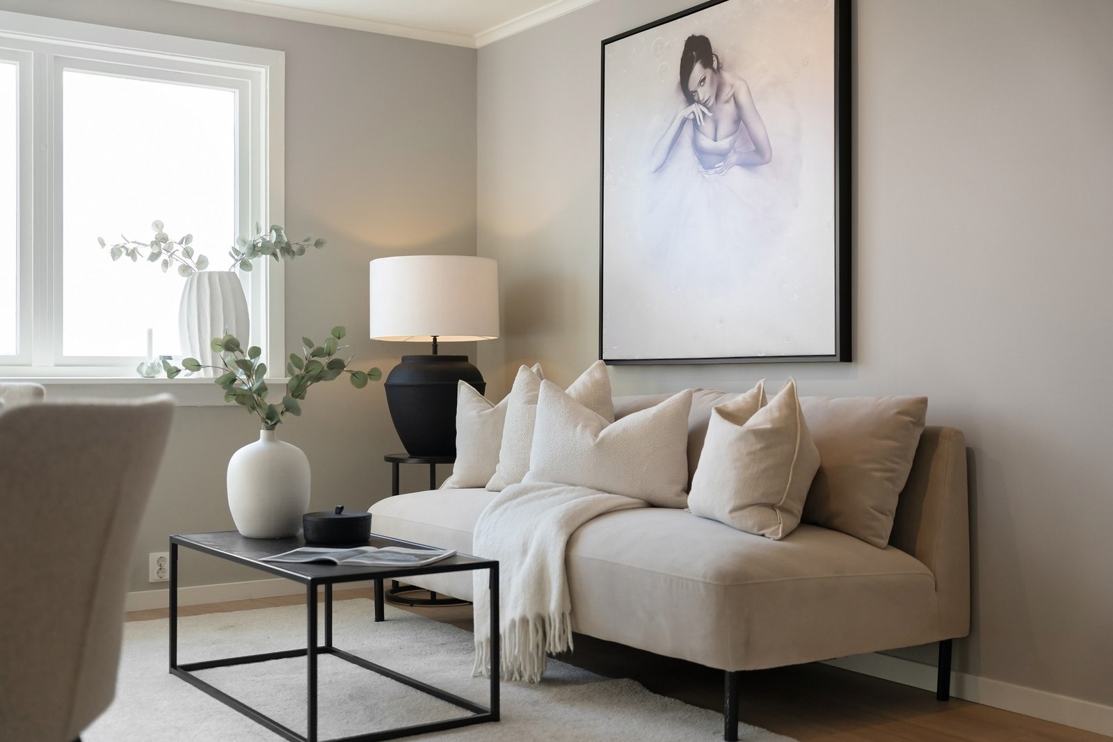 Det er lagt nye gulv i leiligheten. Overflater er sparklet og malt. Galleribilde