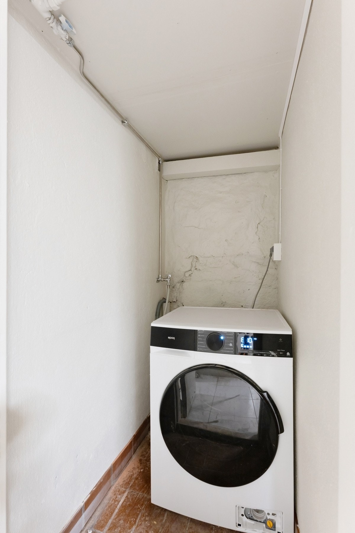 Leiligheten har en egen kjellerbod med opplegg for vaskemaskin og tørketrommel. Strømmen er koblet til leiligheten sikringsskap og måler. Galleribilde