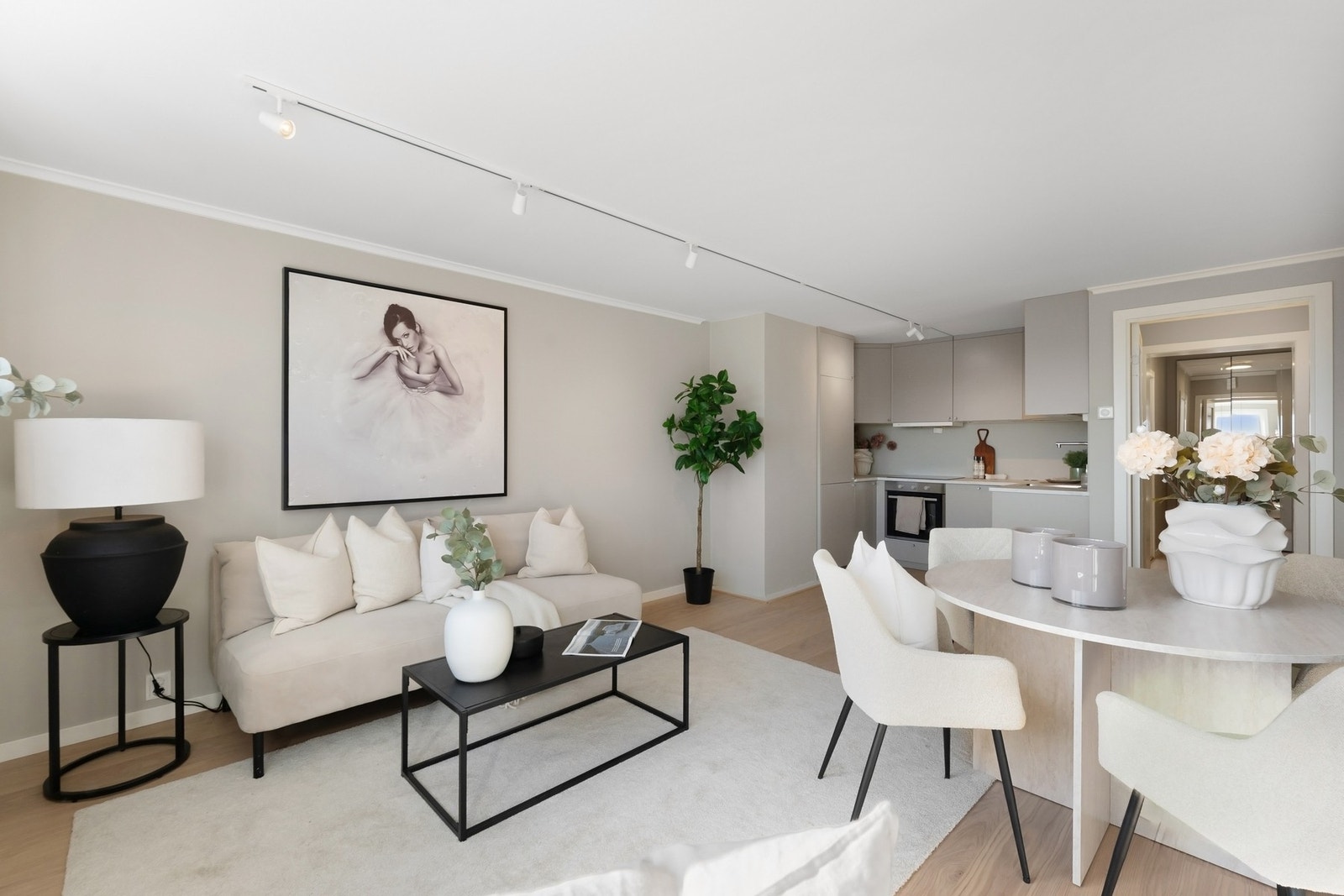 Stuen har en åpen og sosial planløsning. Galleribilde