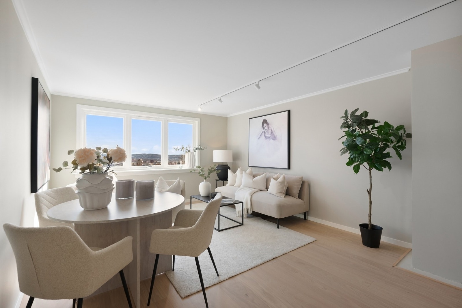 Stuen er lys, luftig og åpen. Galleribilde