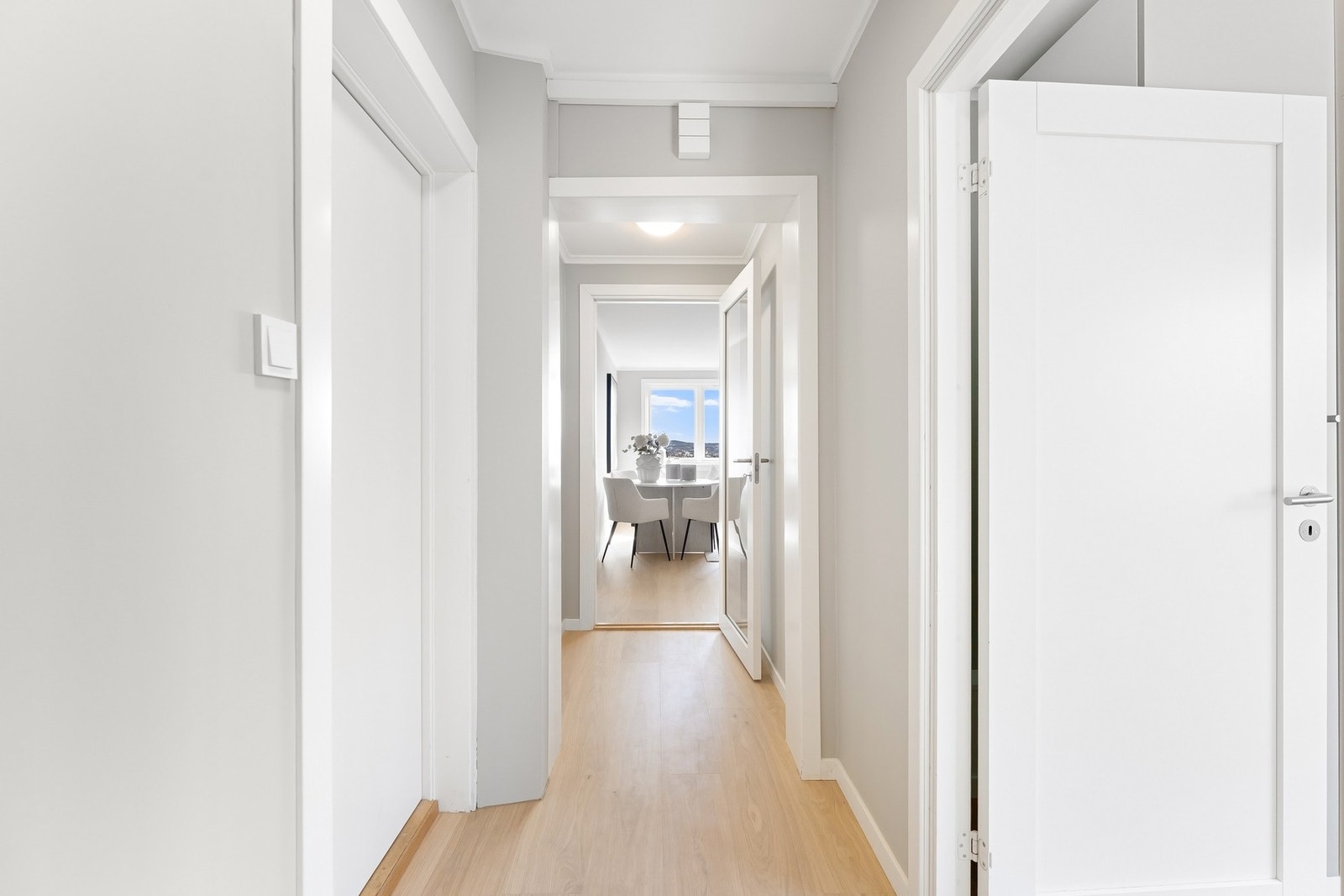 Inngangspartiet er et lyst og hyggelig første møte med boligen. Galleribilde