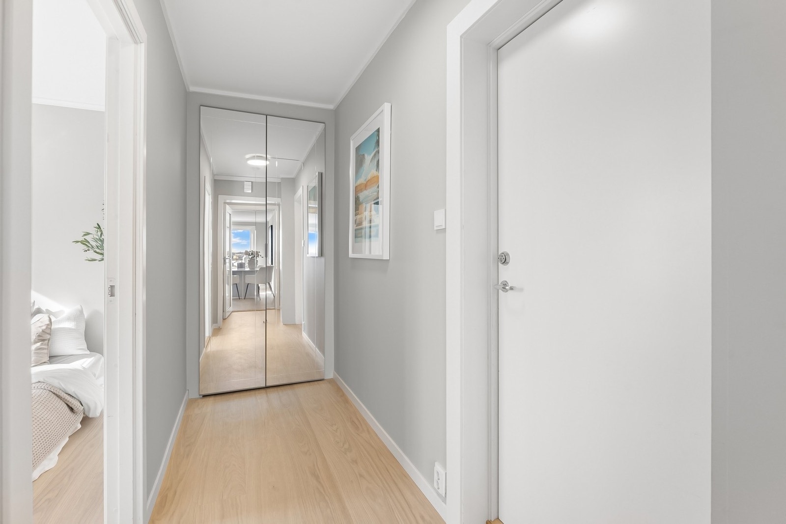 I entréen er det god plass til oppbevaring av klær og sko. Garderobeskapet følger boligen. Galleribilde