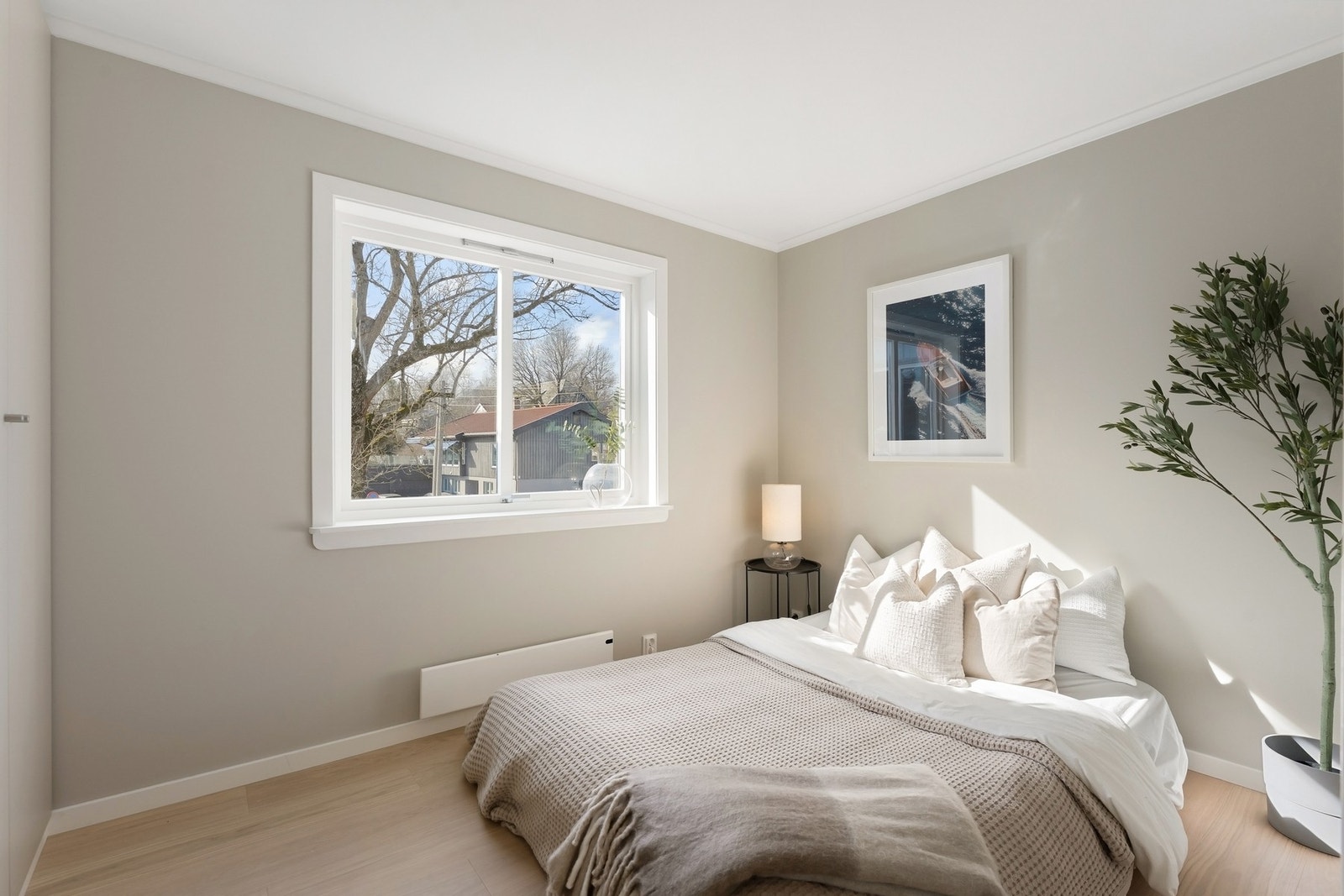 Delikate farger, lekre og lune gulv og fint utsyn skaper en behagelig atmosfære i soverommene. Galleribilde