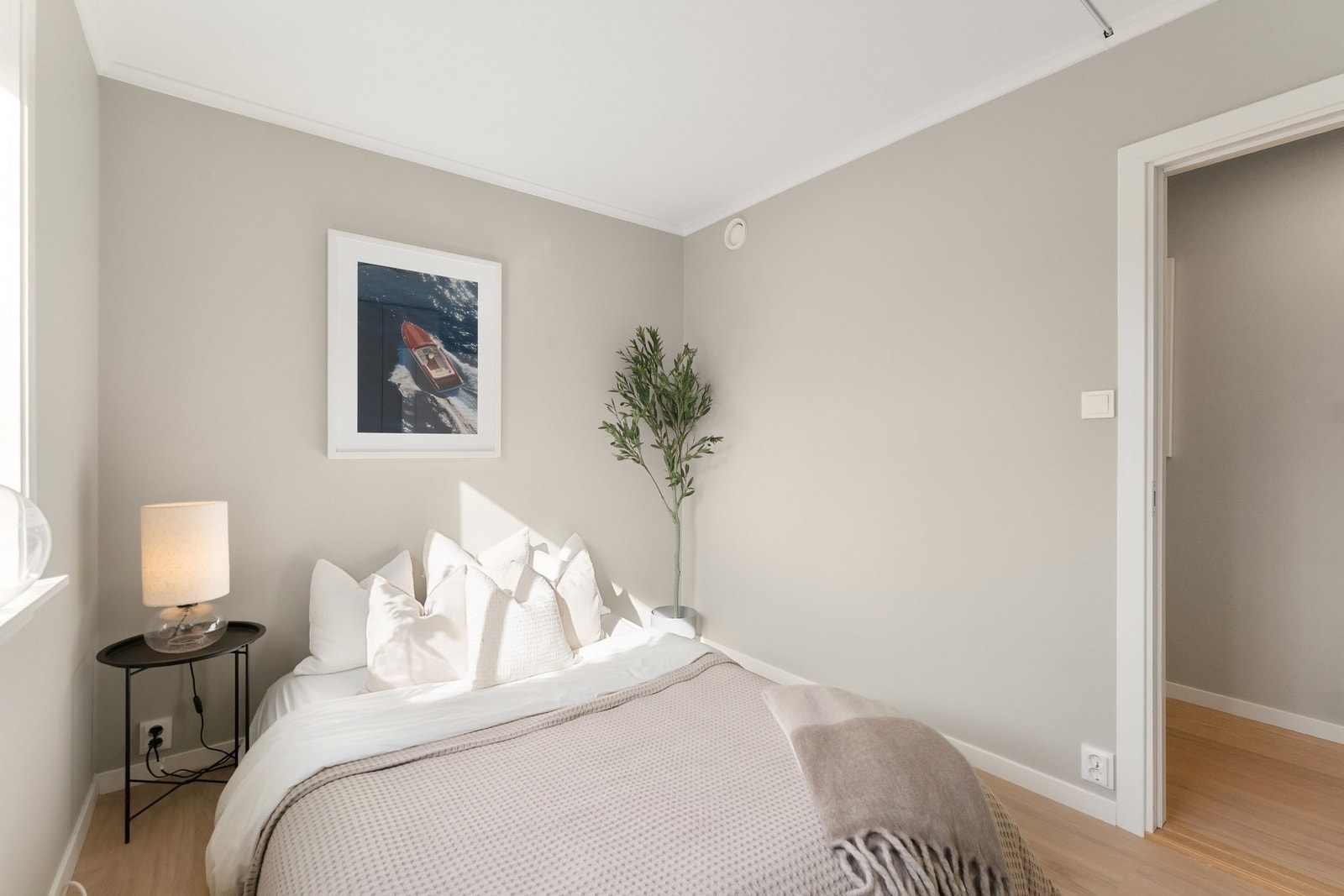 Begge soverommene har plass til seng, oppbevaringsløsninger og ulikt soveromsmøblement. Galleribilde