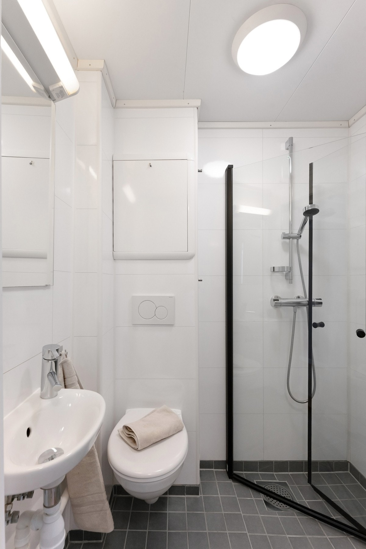 Badet har delikate fliser på vegger og gulv. Varmekabel gir god varme i rommet, samtidig som man også får et behagelig gulv å trå på. Galleribilde