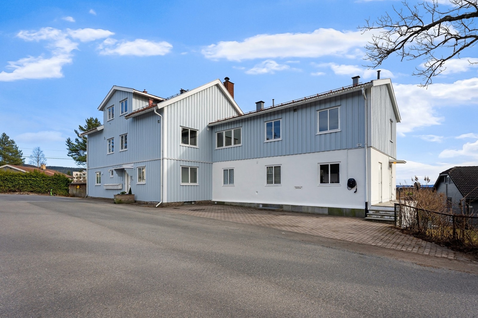 Seksjonen får rett til biloppstillingsplass på tomten. Galleribilde