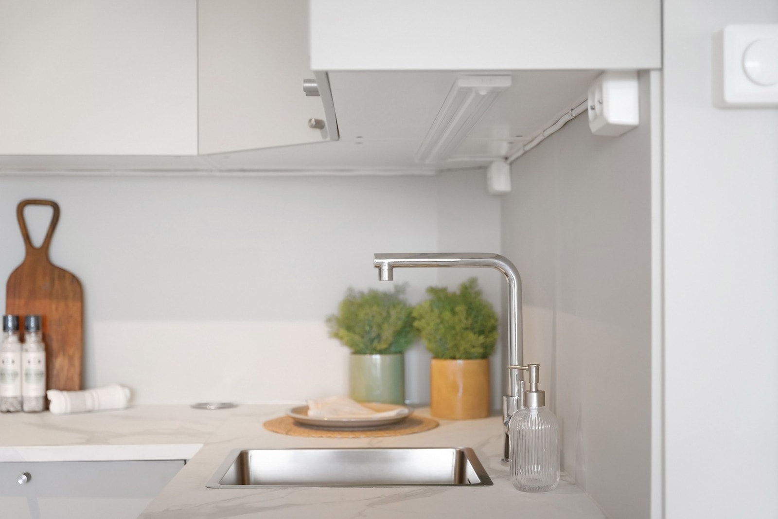 Gode benkeflater gjør matlagingen til en lek. Galleribilde