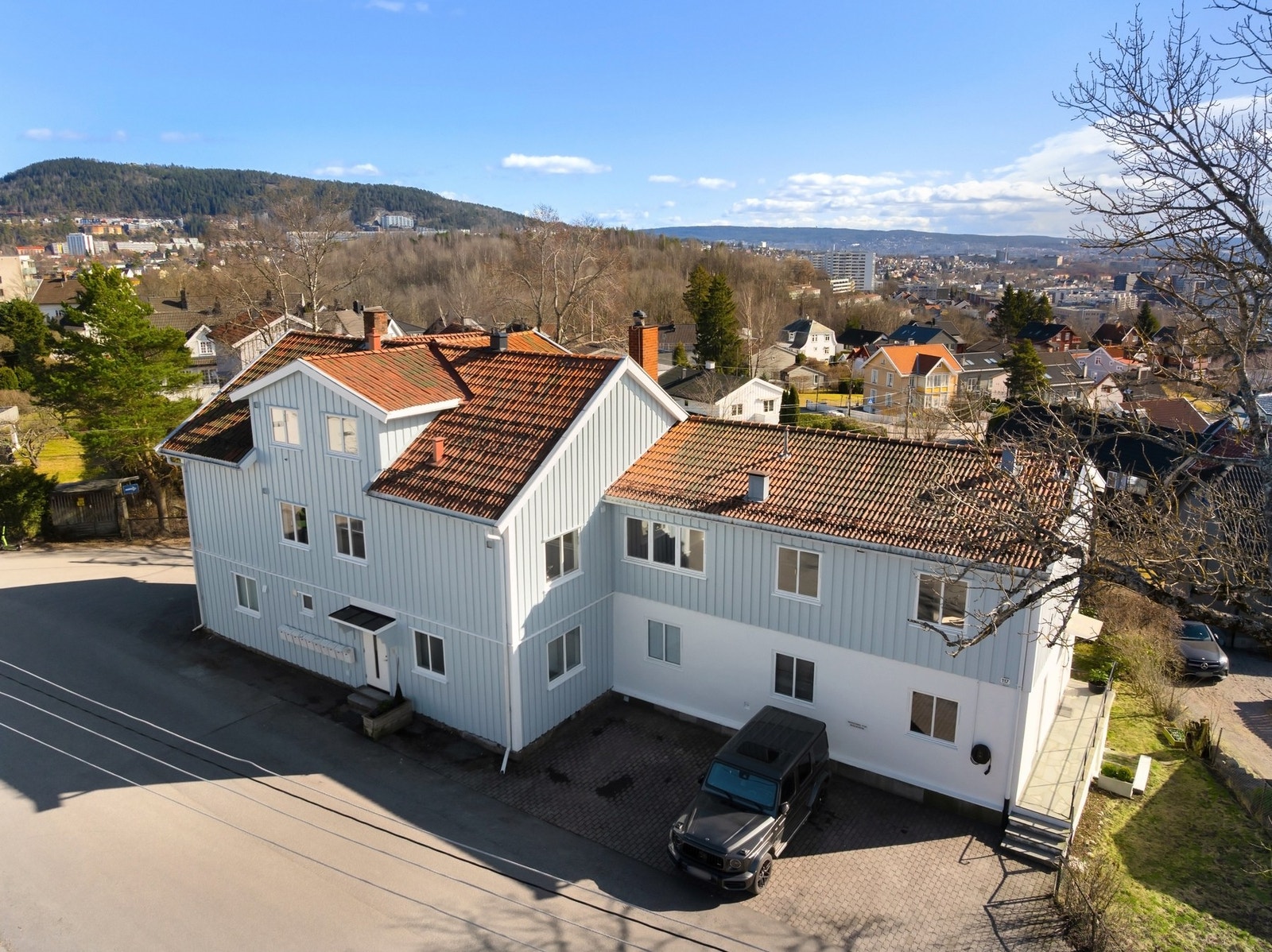 Bygningen har en flott beliggenhet på en åpen og pent opparbeidet tomt. Galleribilde