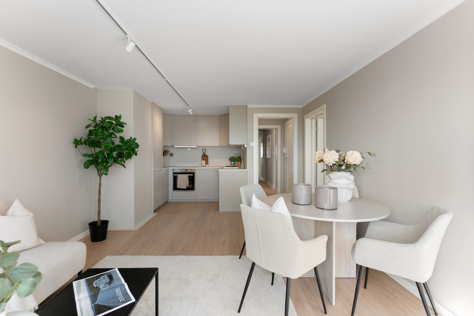 Den åpne løsningen mot kjøkkenet gjør at nydelige måltider kan tilberedes samtidig som man deltar i hyggelige samtaler med familie og venner. Galleribilde