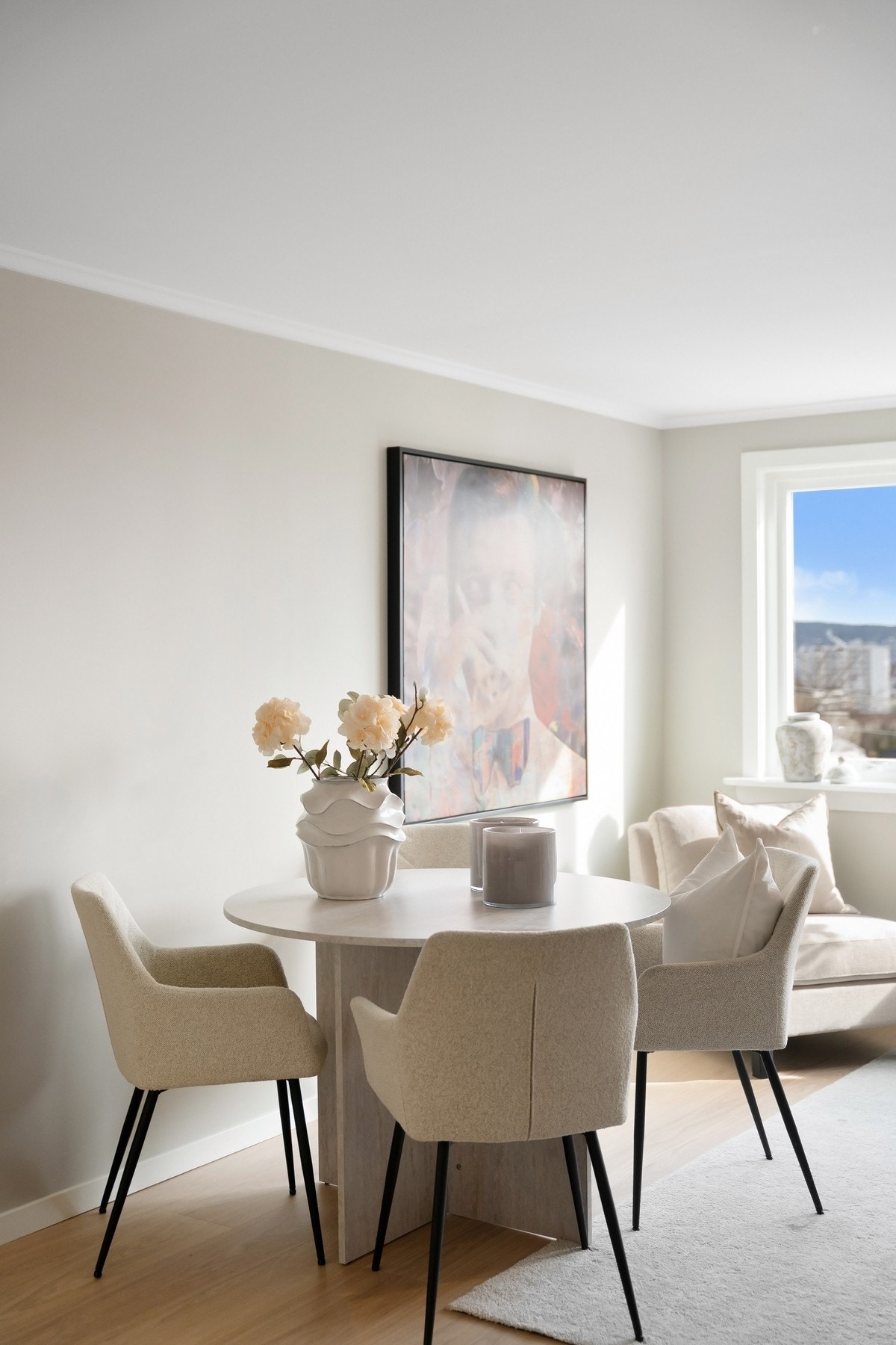 De gode vindusflatene slipper inn rikelig med naturlig dagslys. Galleribilde