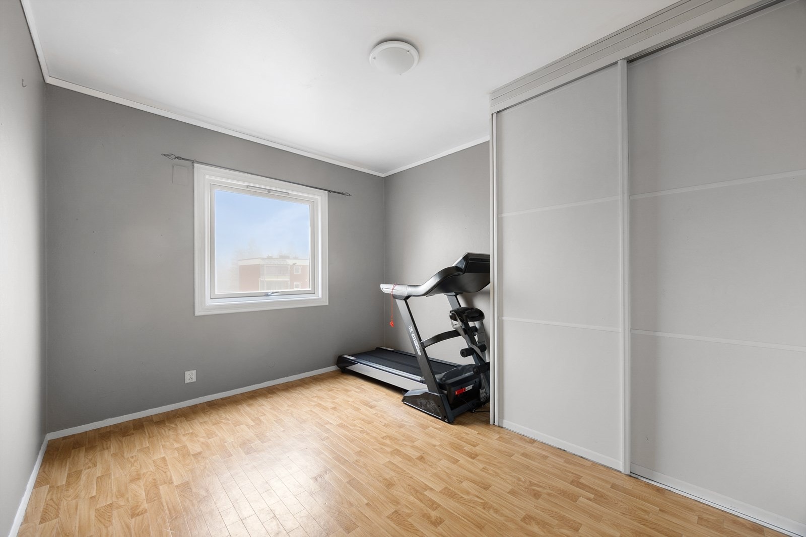 Det andre soverommene har adkomst fra entrèen, her er det god plass til soveromsmøbelement og det er montert skyvedørsgarderobe. Galleribilde