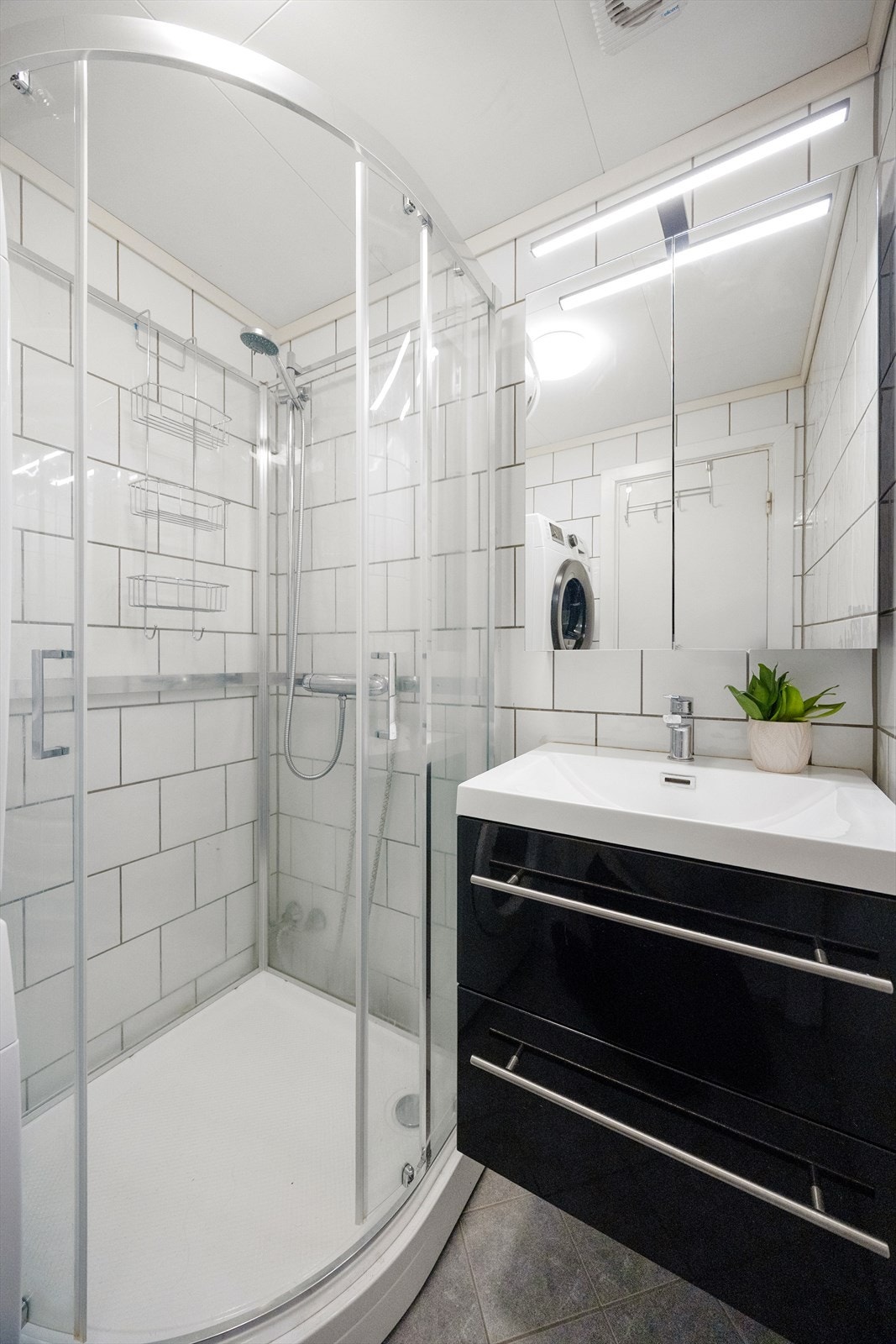 Pent, helfliset bad med varmekabler. Nyere innredning og dusjkabinett fra 2024 med overskap og servant med dype skuffer Galleribilde