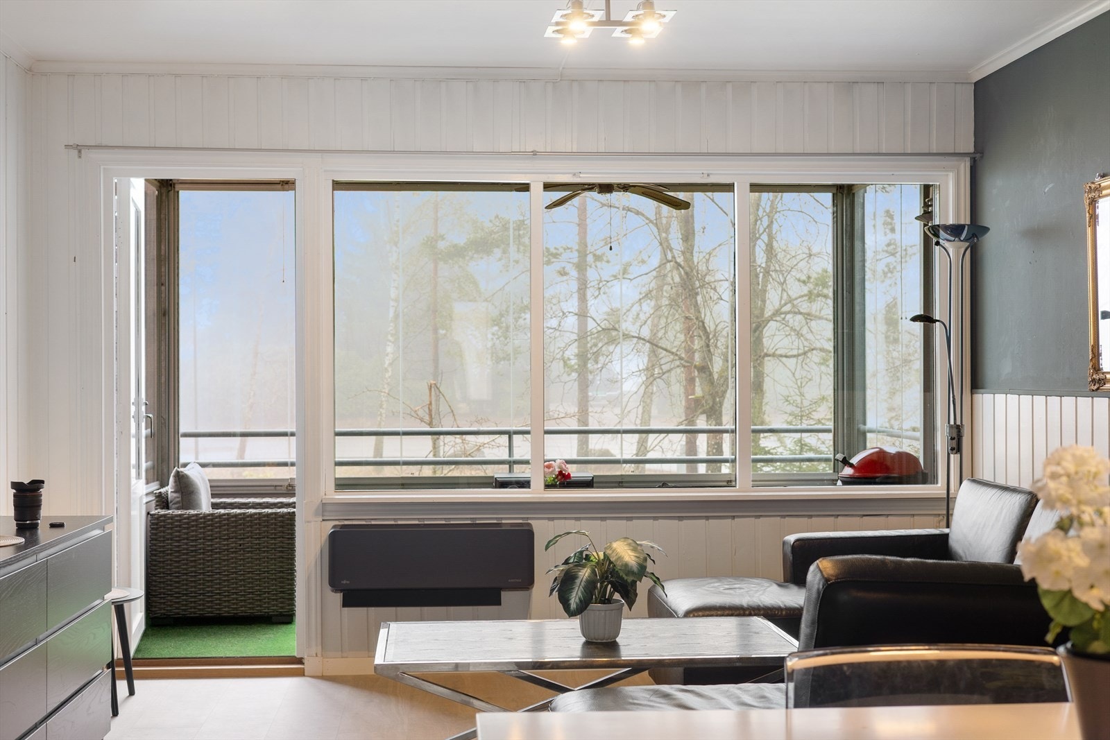 Utgang fra stuen til innglasset balkong hvor vinduene kan åpnes opp etter eget ønske Galleribilde