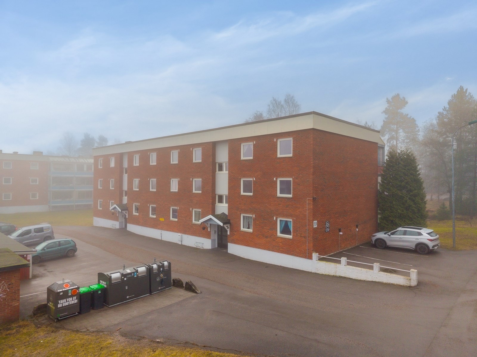 Nærområdet tilby flotte tur- og rekreasjonsområder i populære Gulsetmarka, med blant Fantekjerringkollen og Åletjern med lysløype og badeplass. Vinterstid er det oppkjørte skiløyper fra Gulsethallen frem til, og rundt Åletjern samt sløyfe rundt Sagåsen. Galleribilde