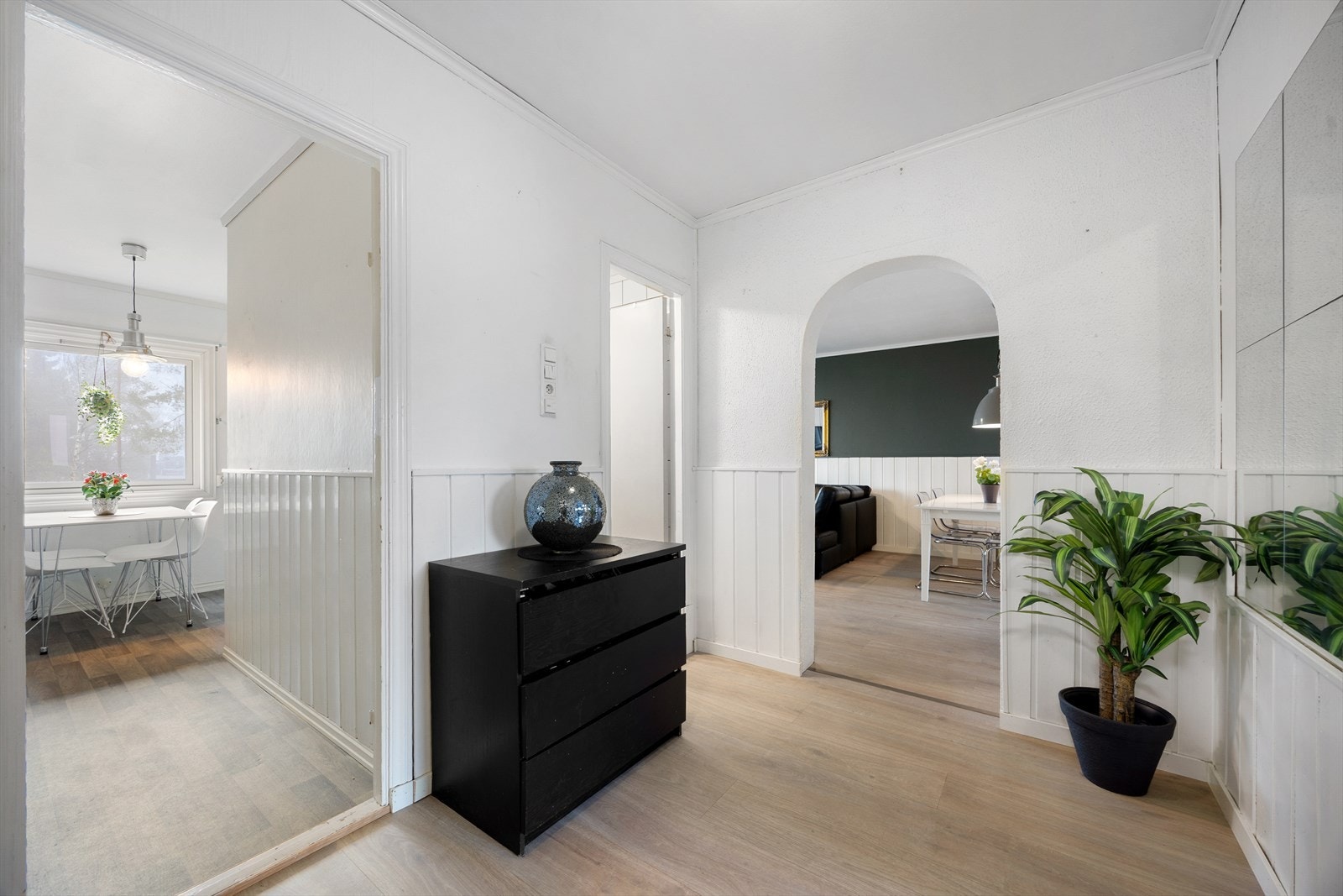 Fra entré er det videre adkomst til stue, kjøkken og bad, toalettrom og ett av leilighetens to soverom. Galleribilde