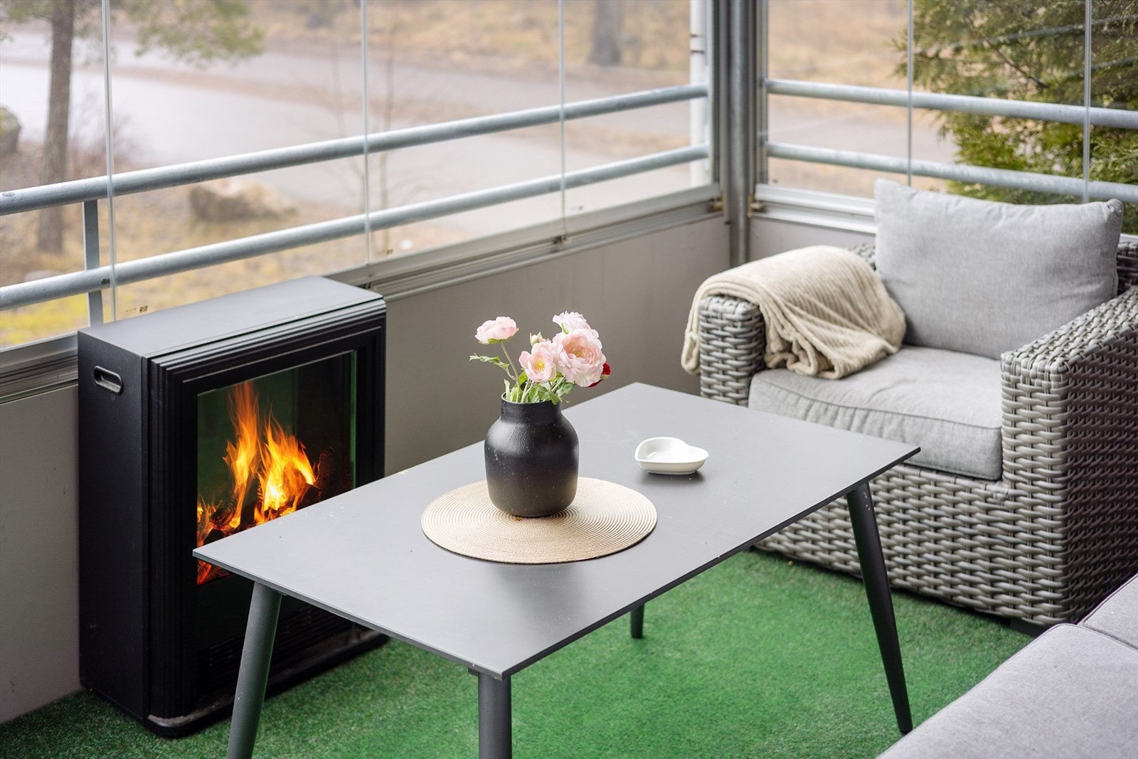 Balkongen med store vinduer på flere sider som kan åpnes og lukkes etter eget ønske Galleribilde