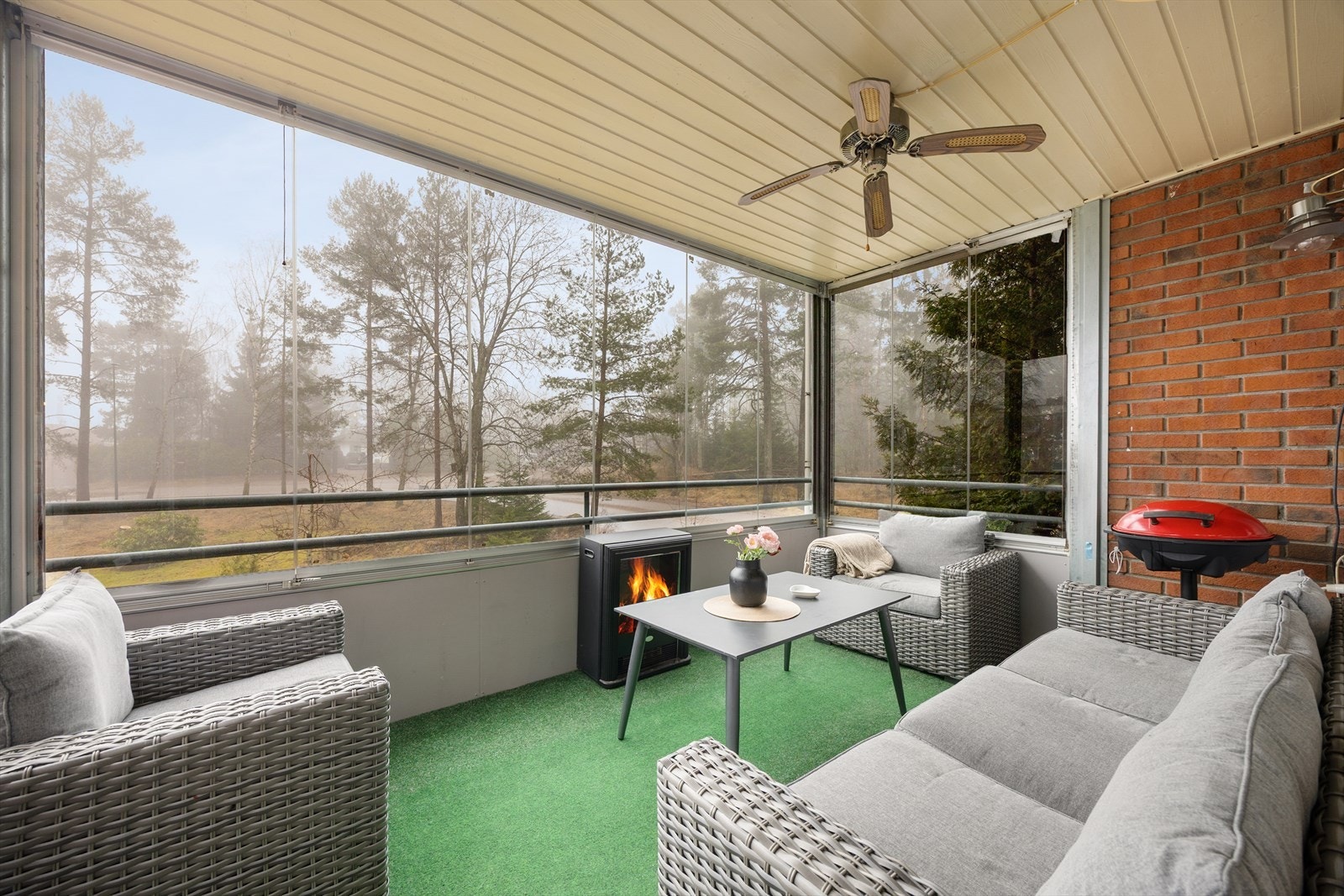 Fra stuen er det utgang til en romslig, innglasset balkong. Balkongen kan brukes som et ekstra rom store deler av året Galleribilde